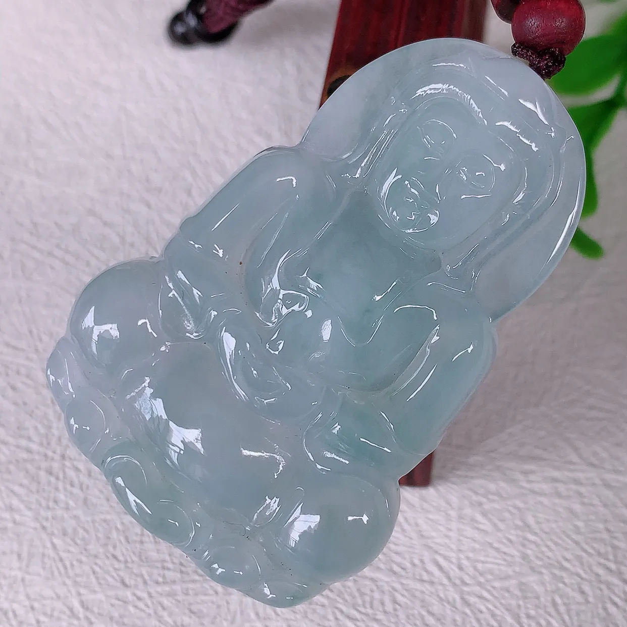 自然光实拍，冰种飘花翡翠观音菩萨吊坠，净瓶观音，冰透亮泽，美观亮丽，观音面相端庄#46.13