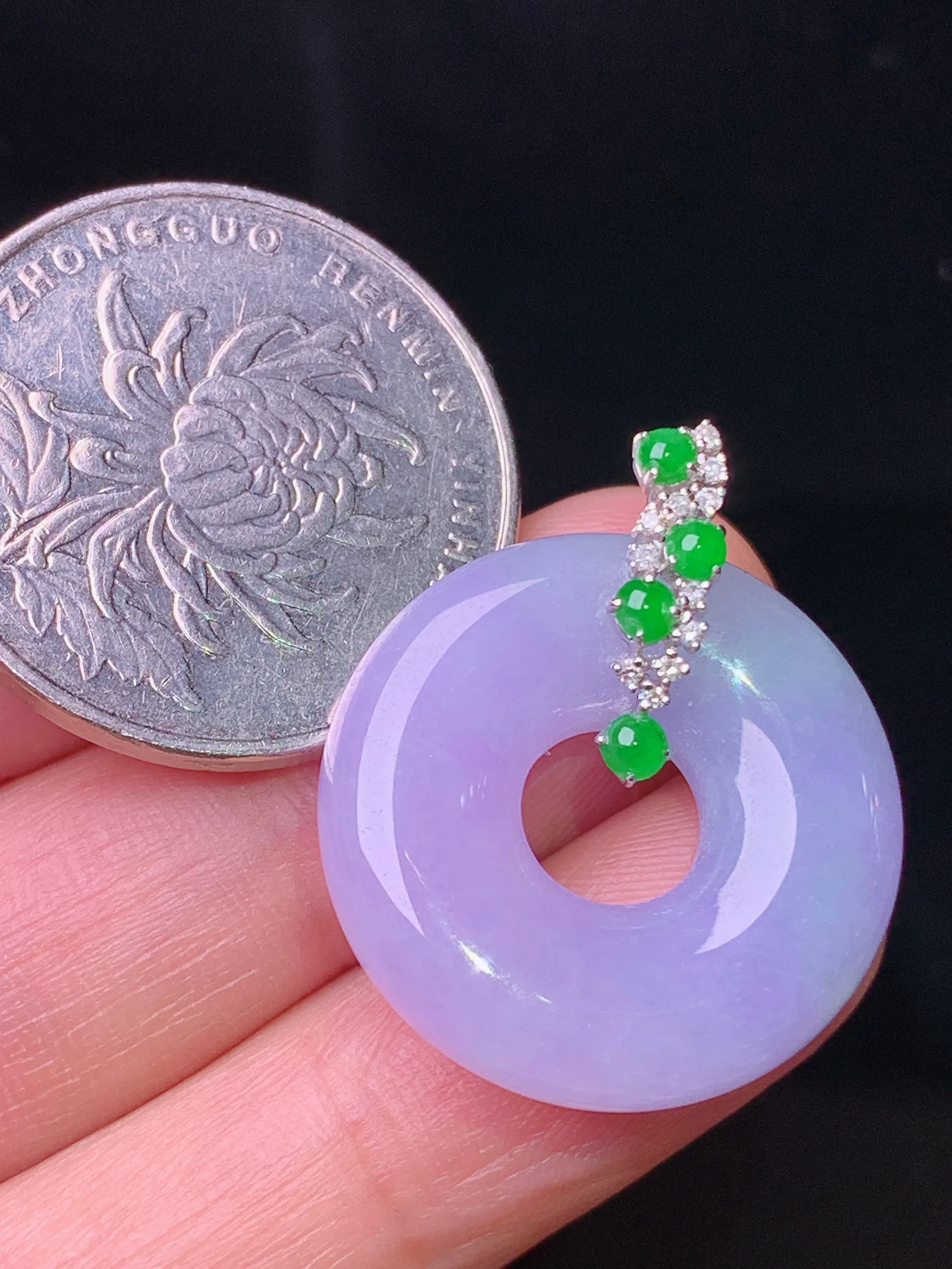 18k金钻镶嵌紫罗兰平安环吊坠 玉质细腻 水润亮眼 色泽艳丽 整体尺寸26.3*22.5*6