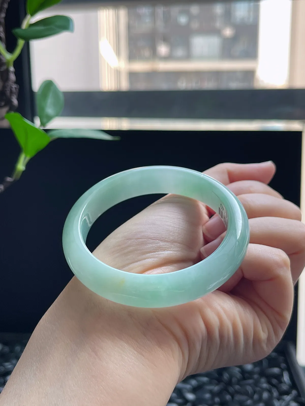 正圈54.5圈口，翡翠冰糯种飘绿手镯