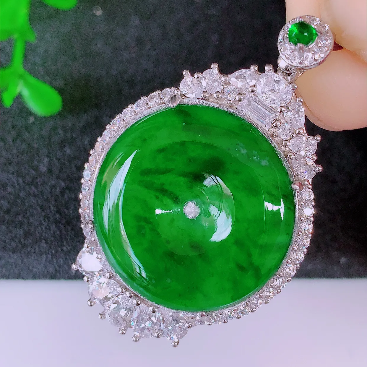 冰透满绿翡翠925银镶嵌平安扣吊坠，自然光实拍，翠色灵动，颜色漂亮，种老水足，品相佳，佩戴佳品！#98.13整体38*25*7.6裸石21-21