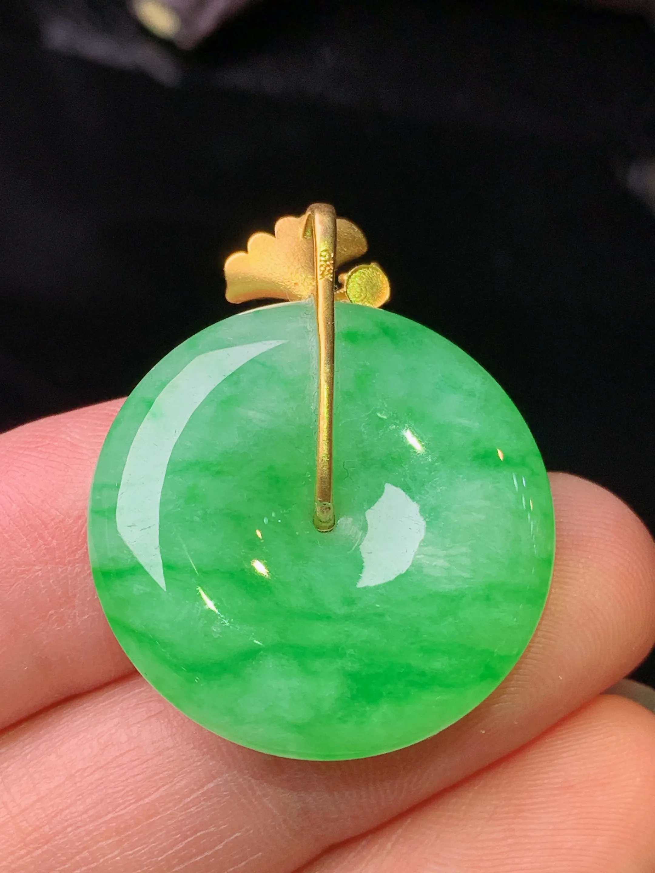 18k金镶嵌翠绿平安扣吊坠 玉质细腻 水润亮眼 色泽艳丽 整体尺寸30.5*24.5*5.6