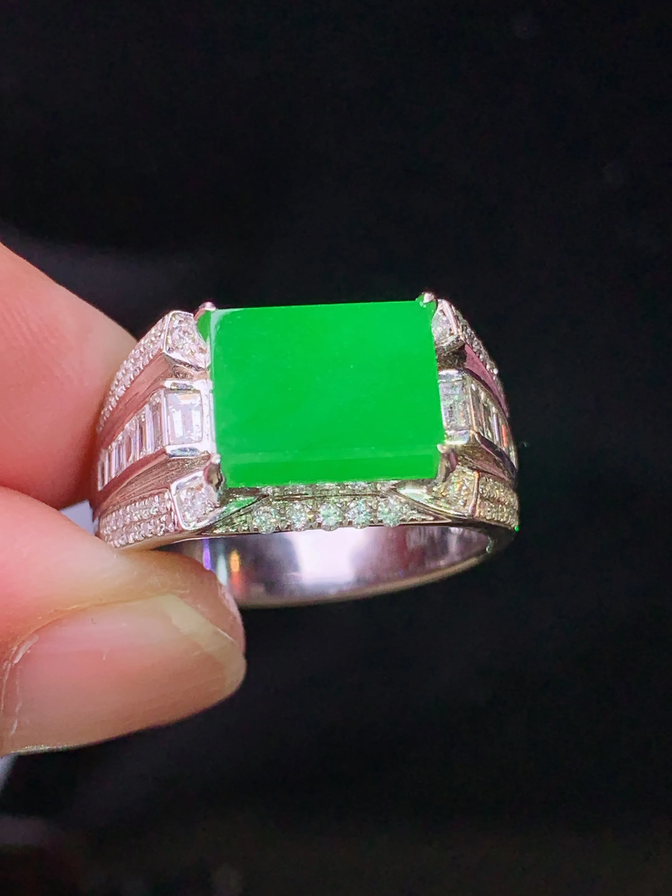 18k金钻镶嵌满绿马鞍戒指 玉质细腻 水润亮眼 色泽艳丽 圈口17.5 裸石尺寸7.5*9.8*3.