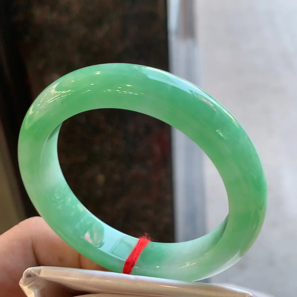 正圈冰糯翠绿 无瑕 尺寸:54.3/12/9 版型好🥰🥰