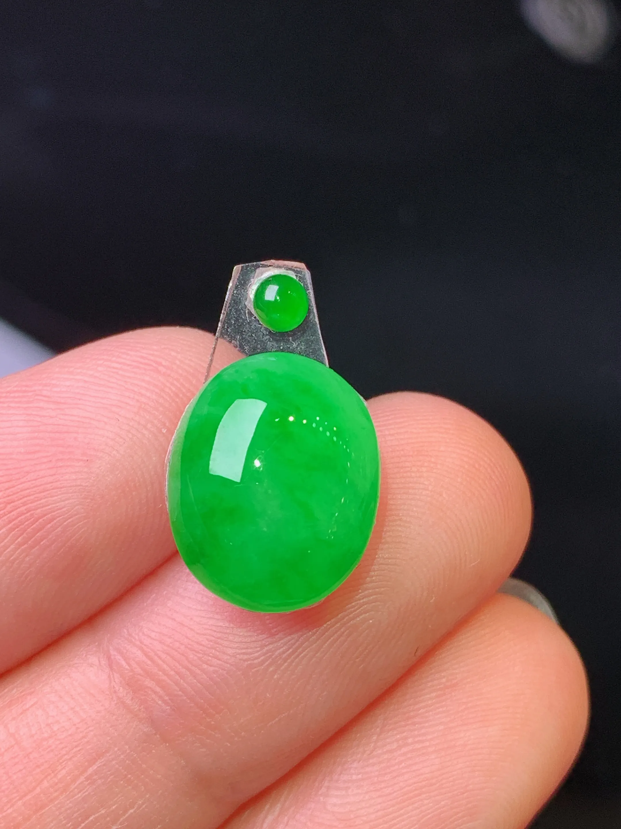 镶嵌款 满绿蛋面吊坠 玉质细腻 水润亮眼 色泽艳丽 整体尺寸13.2*10.6*6.5