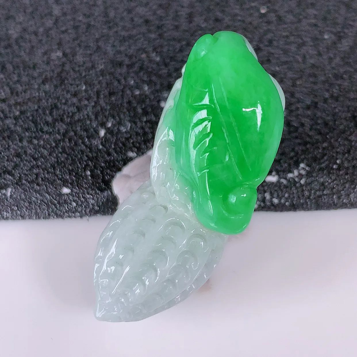 自然光实拍，飘绿生意兴隆花生翡翠吊坠，生意兴隆 ，招财纳福 ，财源滚滚来 ，种水足，雕工精湛，配戴时