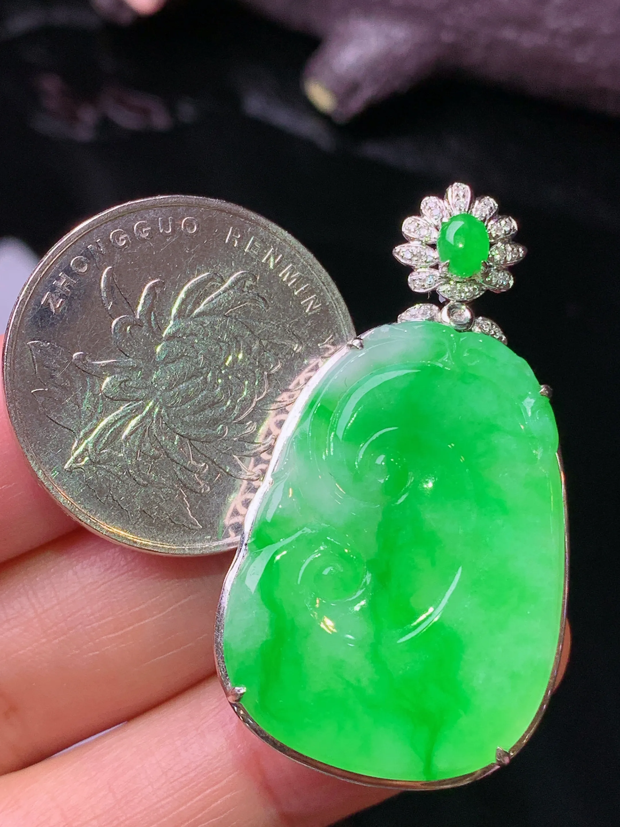 18k金钻镶嵌翠绿如意吊坠 玉质细腻 水润亮眼 色泽艳丽 整体尺寸41*23*7.8