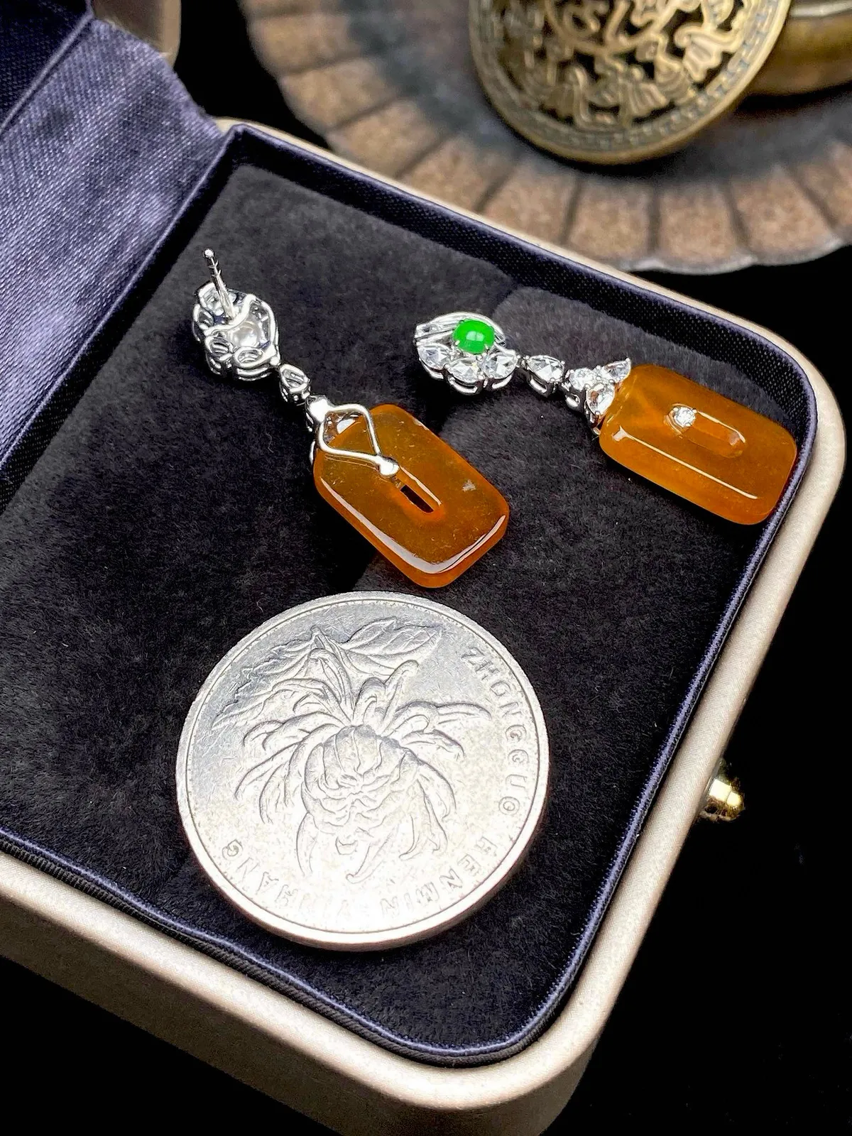 【冰种黄翡方糖耳坠】质地细润，起刚起荧光，18K金钻镶嵌，裸石尺寸13.7*9*2.6毫米