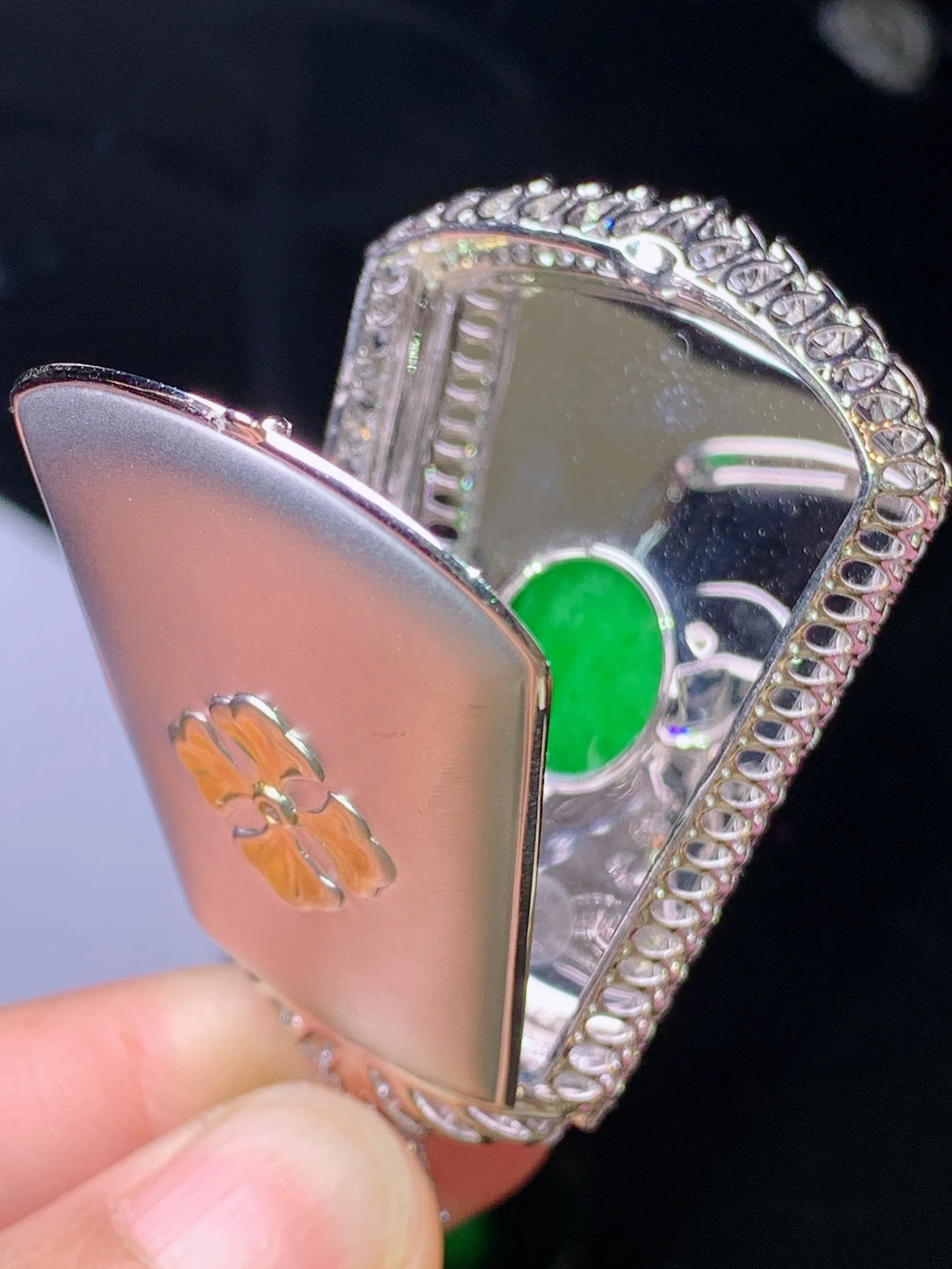 18k金钻镶嵌满绿无事牌吊坠 玉质细腻 水润亮眼 色泽艳丽 整体尺寸60*32.8*12