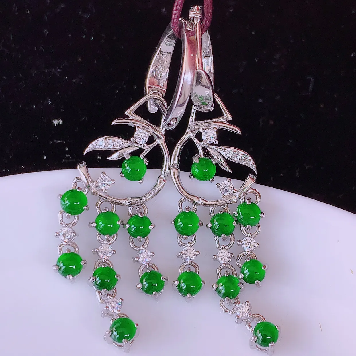 冰透满绿翡翠925银镶嵌耳坠，自然光实拍，翠色灵动，颜色漂亮，种老水足，品相佳，佩戴佳品！#98.13整体45.5*10.5-3.6裸石3*3