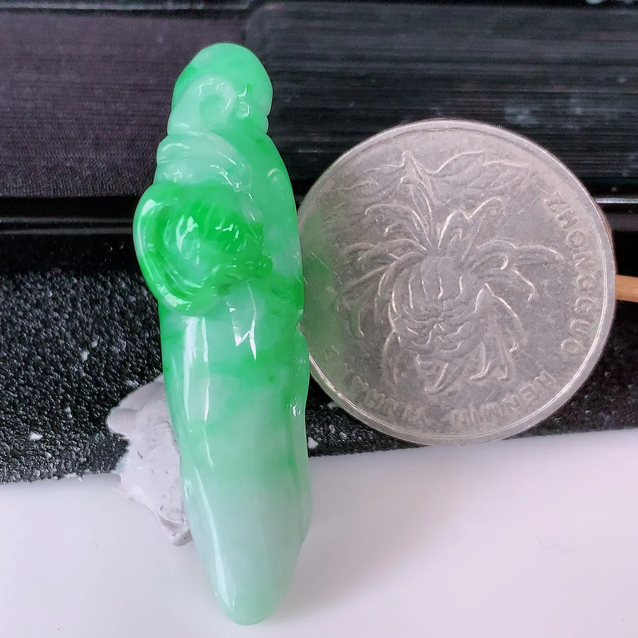 自然光实拍，冰润飘绿翡翠人生如意人参吊坠，翠色灵动，种老水足，寓意好，品相佳，佩戴佳品！#05.13