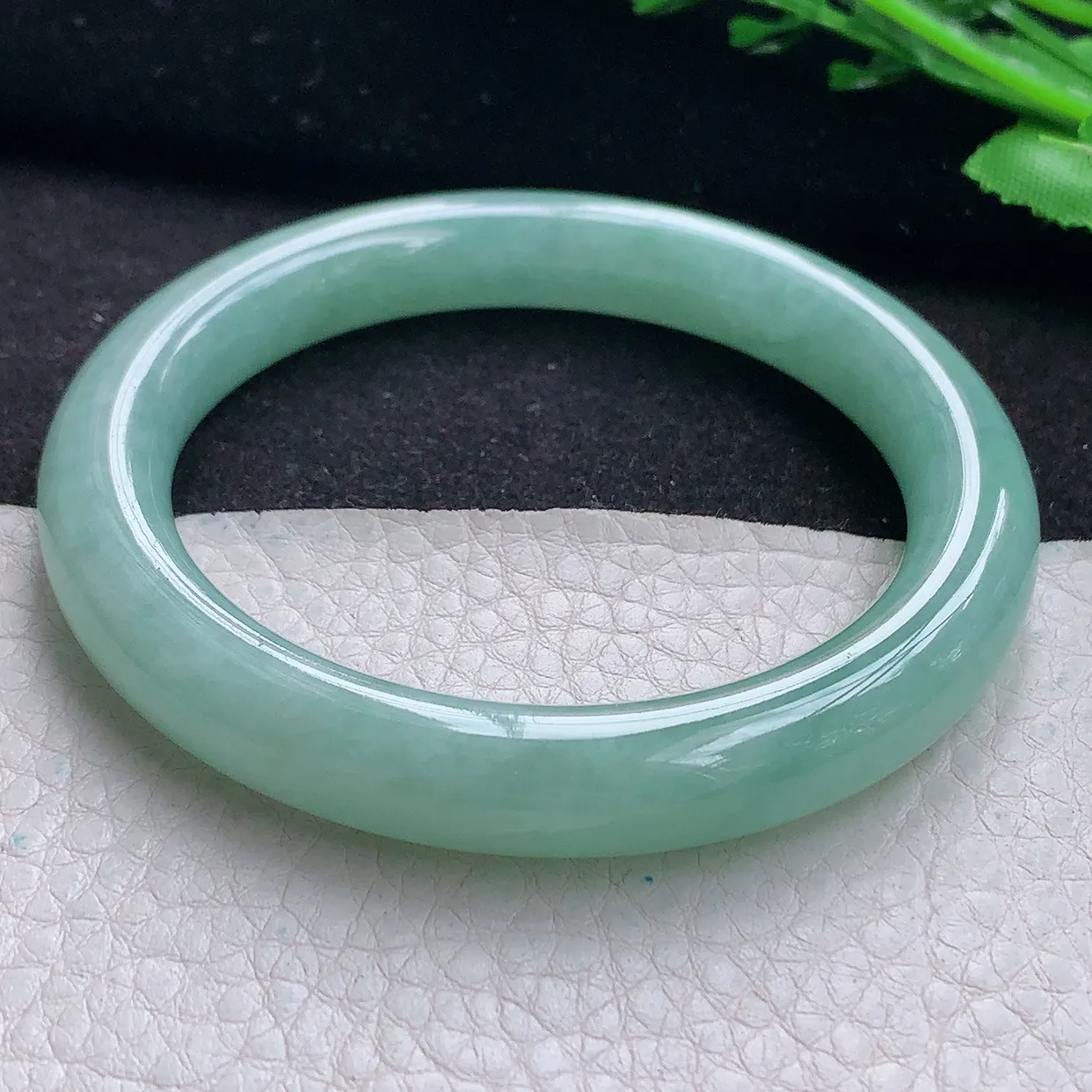 n自然光55*9.6美人镯 翡翠a货玉手镯甜绿圆条珠宝玉手环 叮当镯