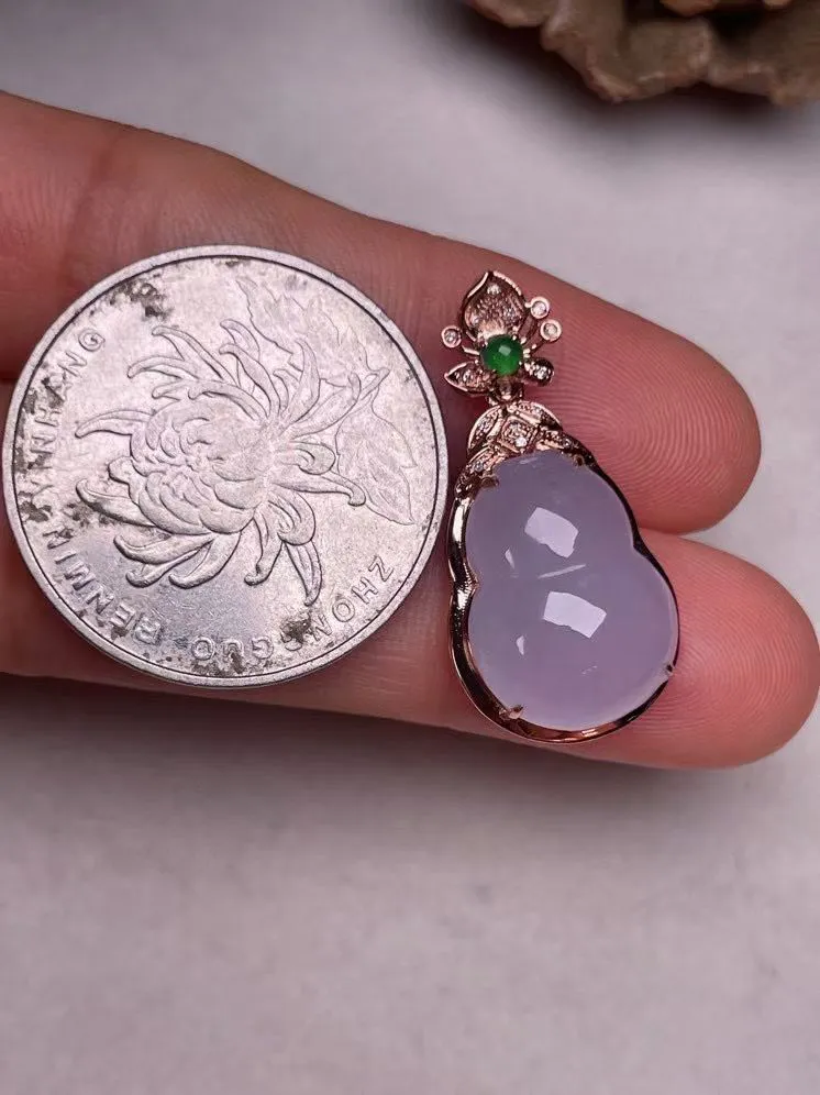 冰糯种淡紫葫芦吊坠、真金真钻镶嵌，种水好，玉质细腻 .裸石尺寸  15.5*11.5