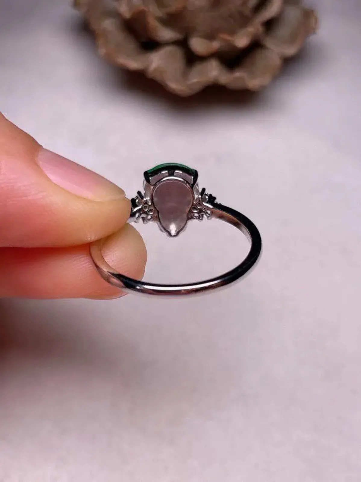 冰种阳绿葫芦戒指 、真金真钻镶嵌，种水好，玉质细腻 .裸石尺寸 9.5*7.0.