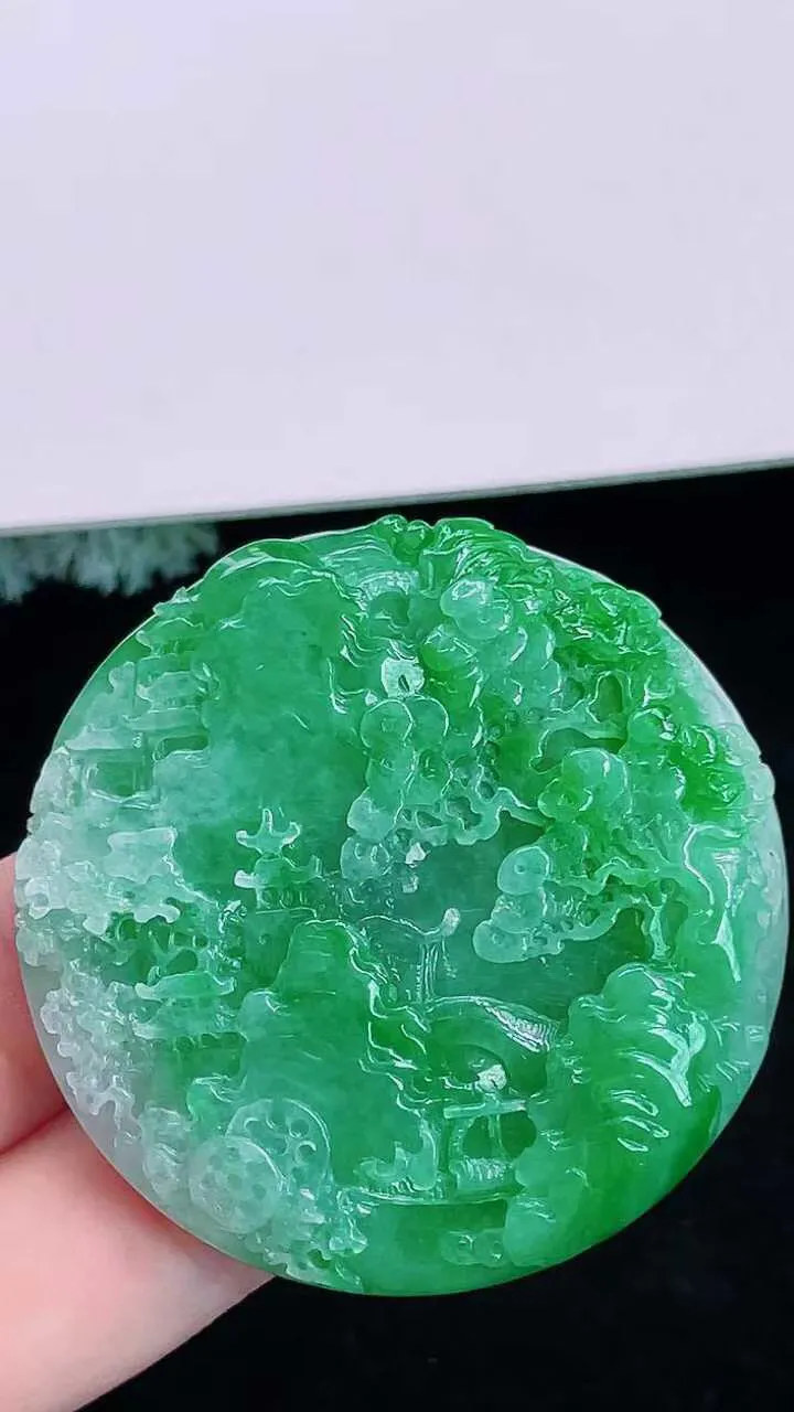 【翡翠名称】老坑种冰阳绿山水牌厚装挂件
【翡翠尺寸】直径厚度49.7/11.3mm
【翡翠描述】宝贝种老水足，玉质细腻，色泽靓丽，性价比高，佩戴效果好！
【其它赠送】权威证书/精美挂绳/盒子/支持全国复检(七天无理由退换货买家只须付来回邮费即可）