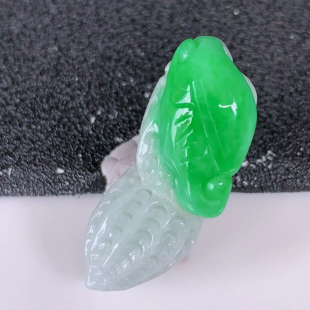 自然光实拍，飘绿生意兴隆花生翡翠吊坠，生意兴隆 ，招财纳福 ，财源滚滚来 ，种水足，雕工精湛，配戴时尚！#85.13