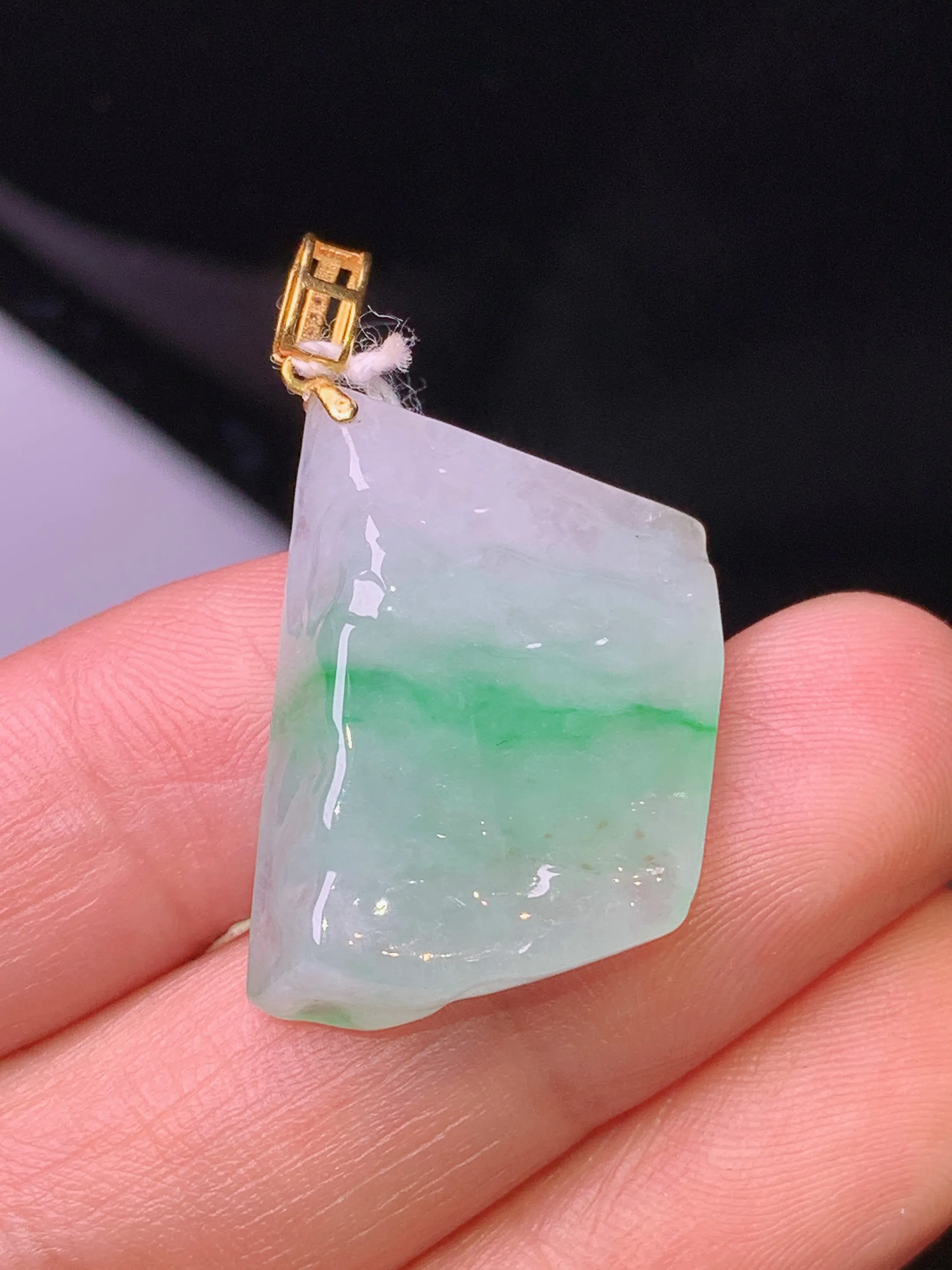 18k金镶嵌飘绿随形吊坠 玉质细腻 水润亮眼 色泽艳丽 整体尺寸31.6*16.8*5.7