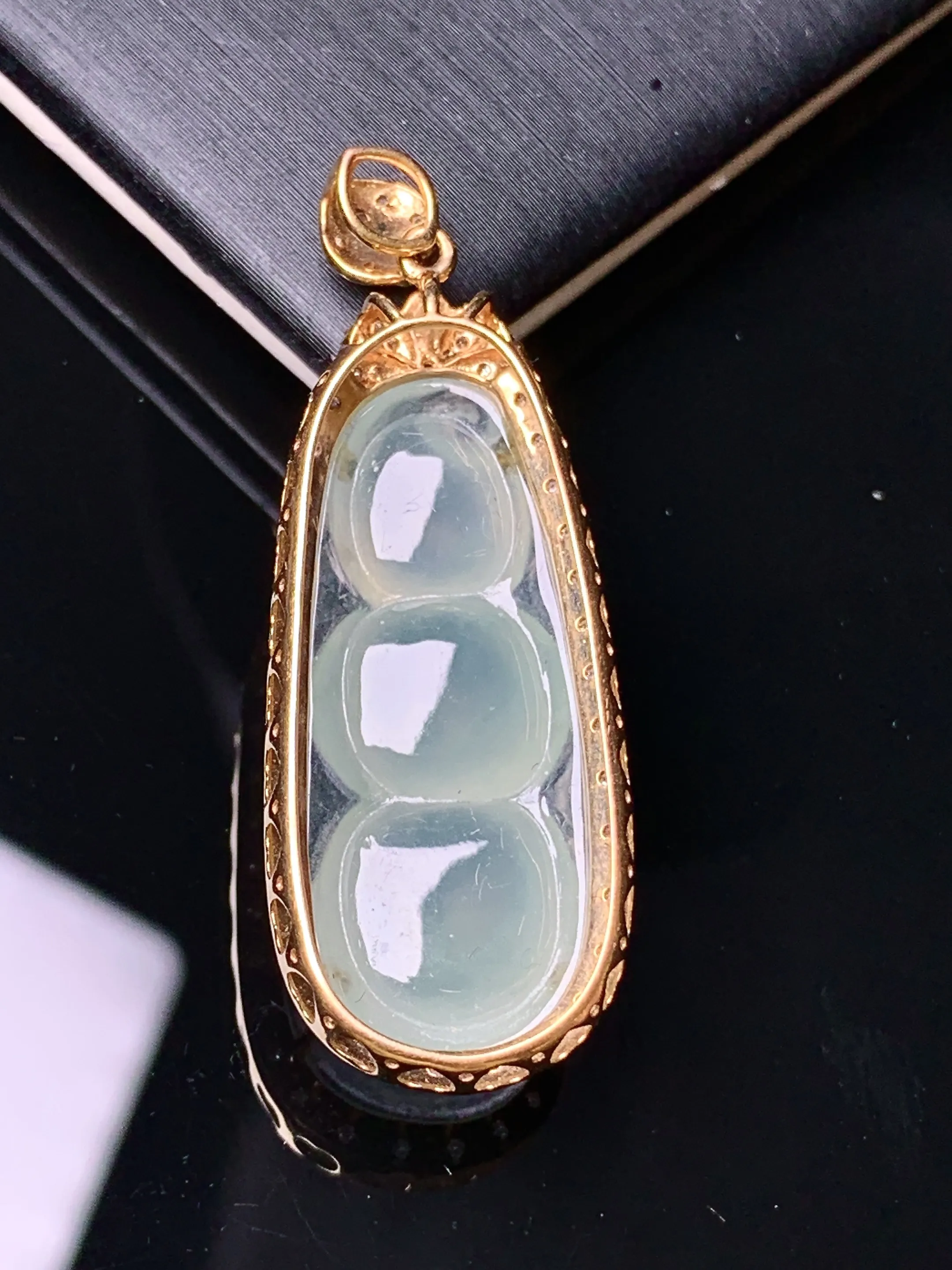 18k金钻镶嵌冰种四季豆吊坠 玉质细腻 水润亮眼 色泽艳丽 整体尺寸40*14.5*9