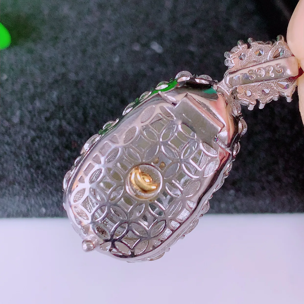 冰透满绿翡翠925银镶嵌貔貅吊坠，自然光实拍，翠色灵动，颜色漂亮，种老水足，品相佳，佩戴佳品！#98.13整体32.5*15.5*10裸石17*12