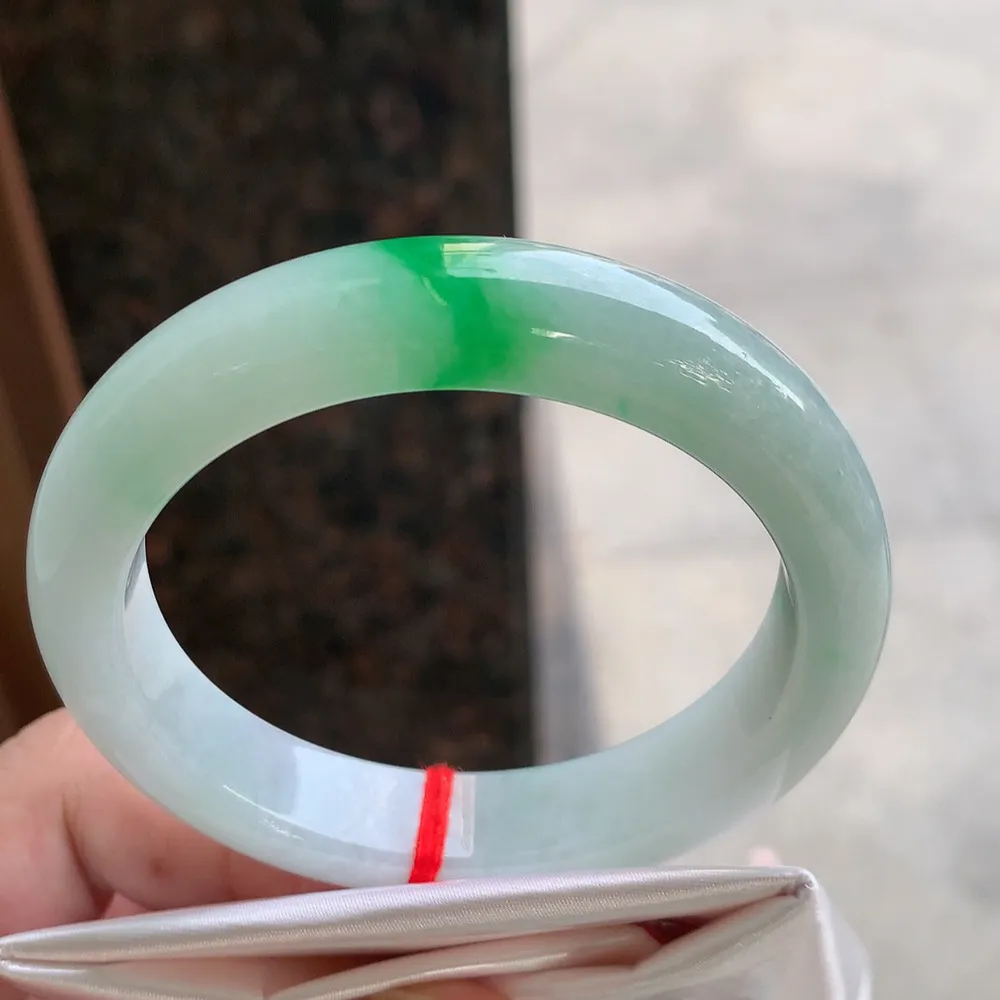 正圈冰糯阳绿 无瑕 尺寸:55.2/12.1/8.5 色好