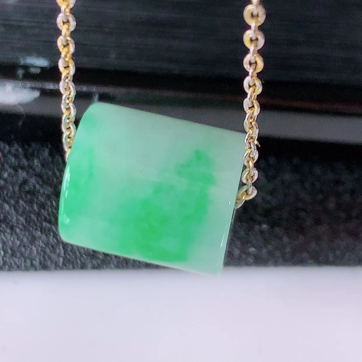 自然光实拍，冰飘绿翡翠路路通吊坠，寓意时来运转、财源滚滚，款式新颖时尚，日常百搭的款！配图银链#05.13