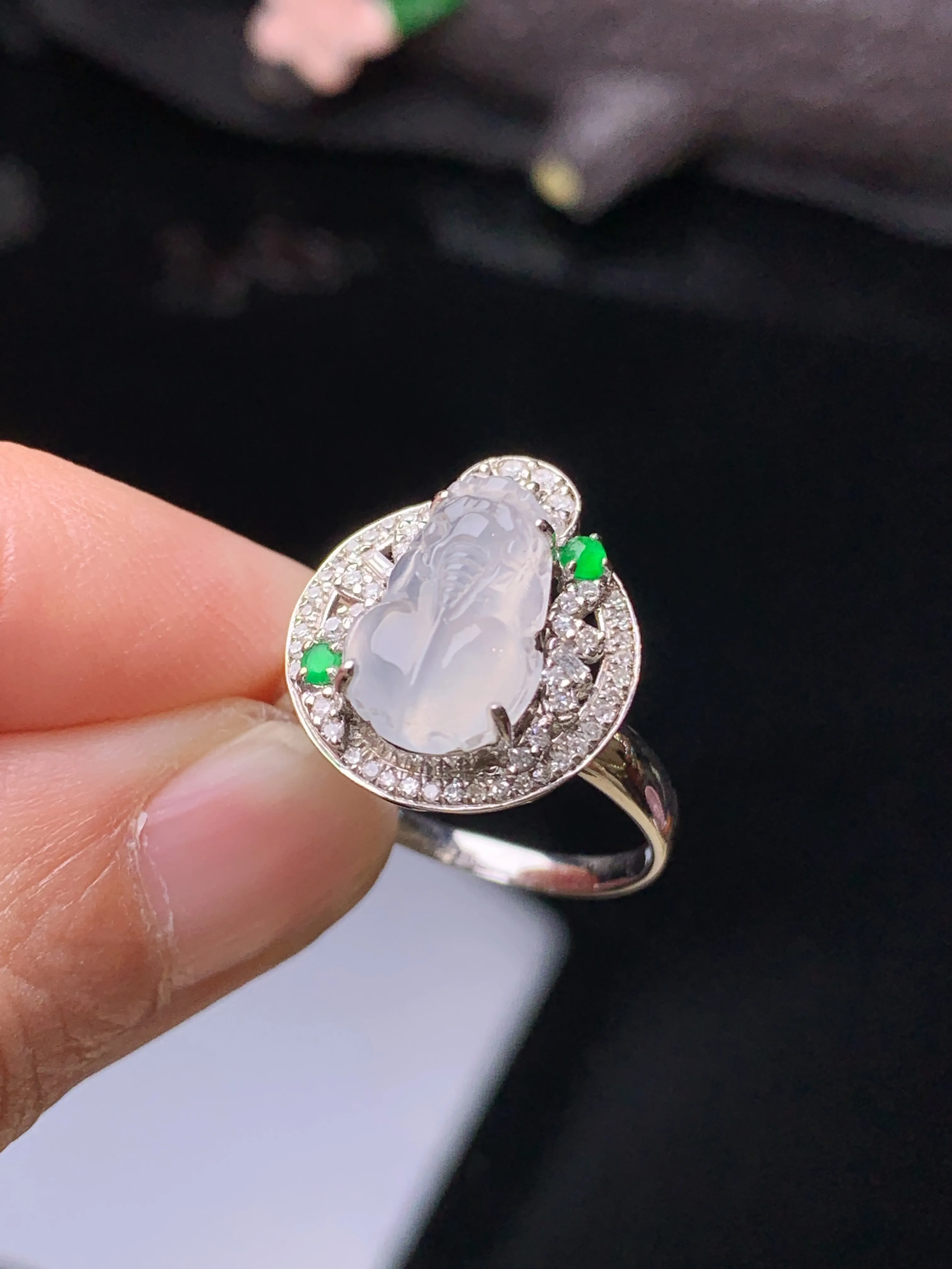 18k金钻镶嵌冰种貔貅戒指 玉质细腻 水润亮眼 色泽艳丽 圈口14  整体尺寸16.5*14.2*8.8