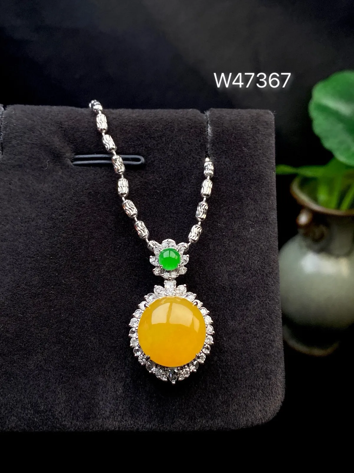 【冰种黄翡蛋面吊坠】质地细腻，冰润透亮，光泽出众，冰感十足，18k金古法镶嵌，裸石尺寸12*11.7