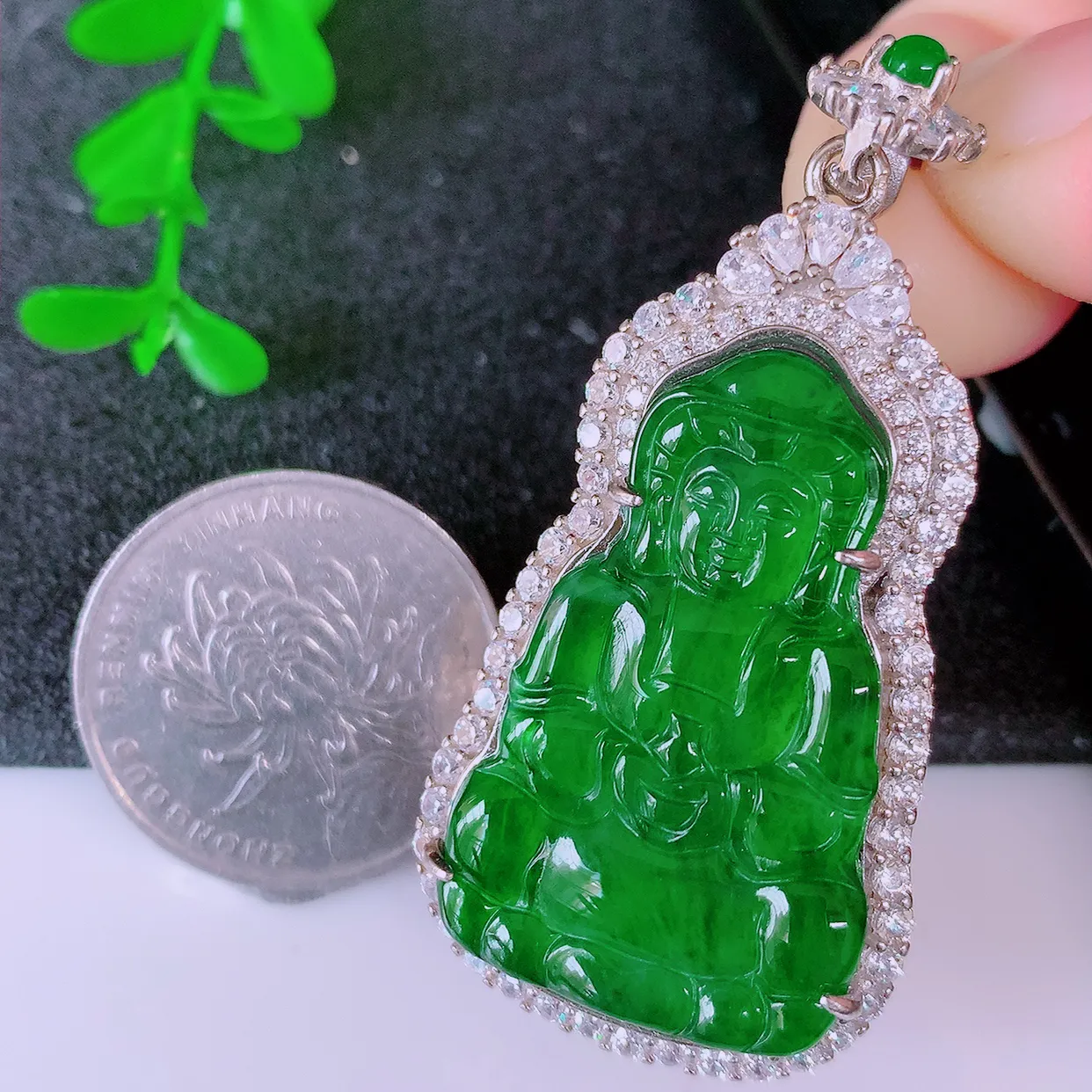 冰透满绿翡翠925银镶嵌观音菩萨吊坠，自然光实拍，翠色灵动，颜色漂亮，种老水足，品相佳，佩戴佳品！#98.13整体51.5*25.5*8.8裸石33.5*20.5