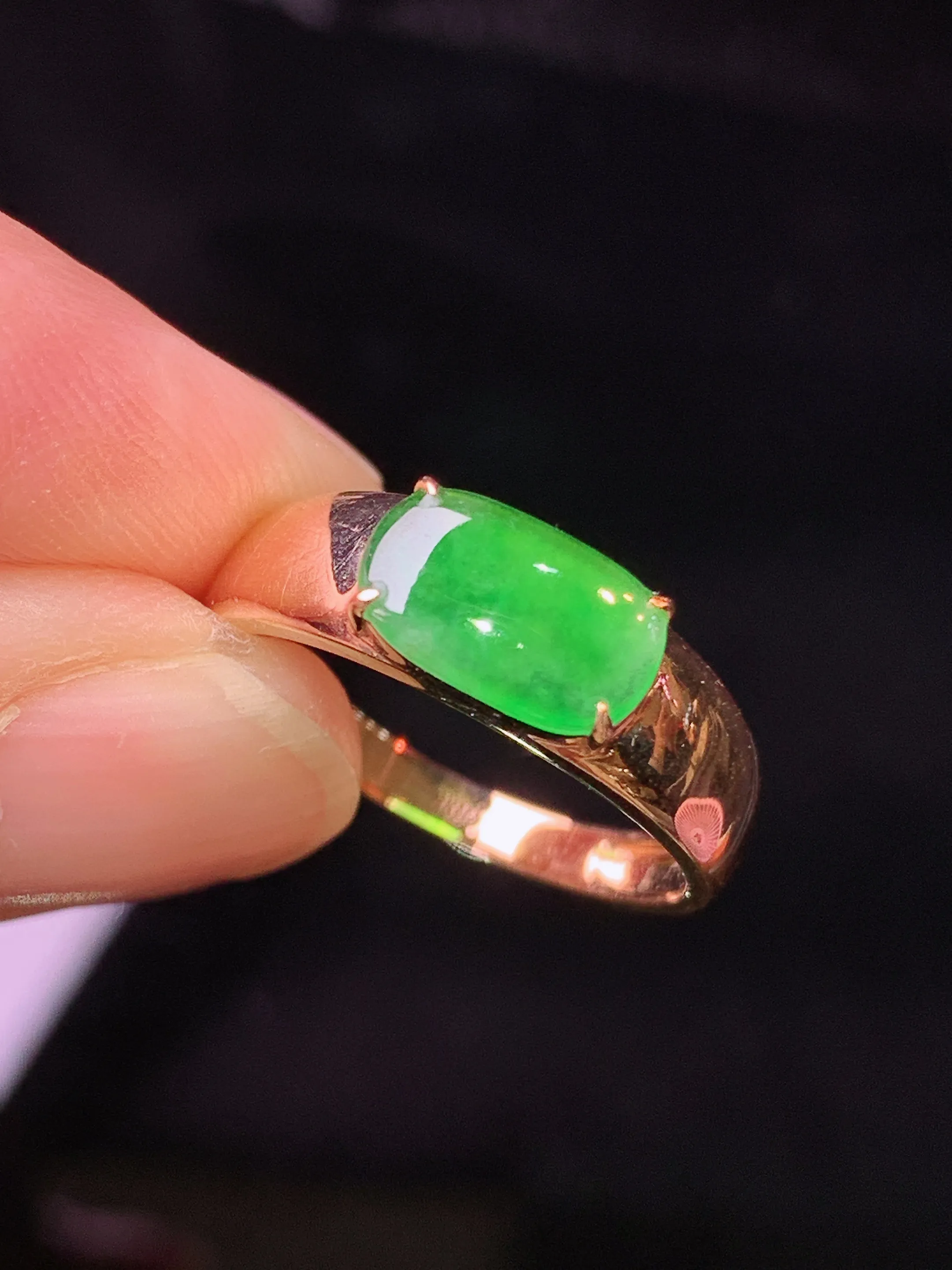 18k金钻镶嵌冰翠绿马鞍戒指 玉质细腻 水润亮眼 色泽艳丽 圈口13.5 裸石尺寸5.7*9.2*2