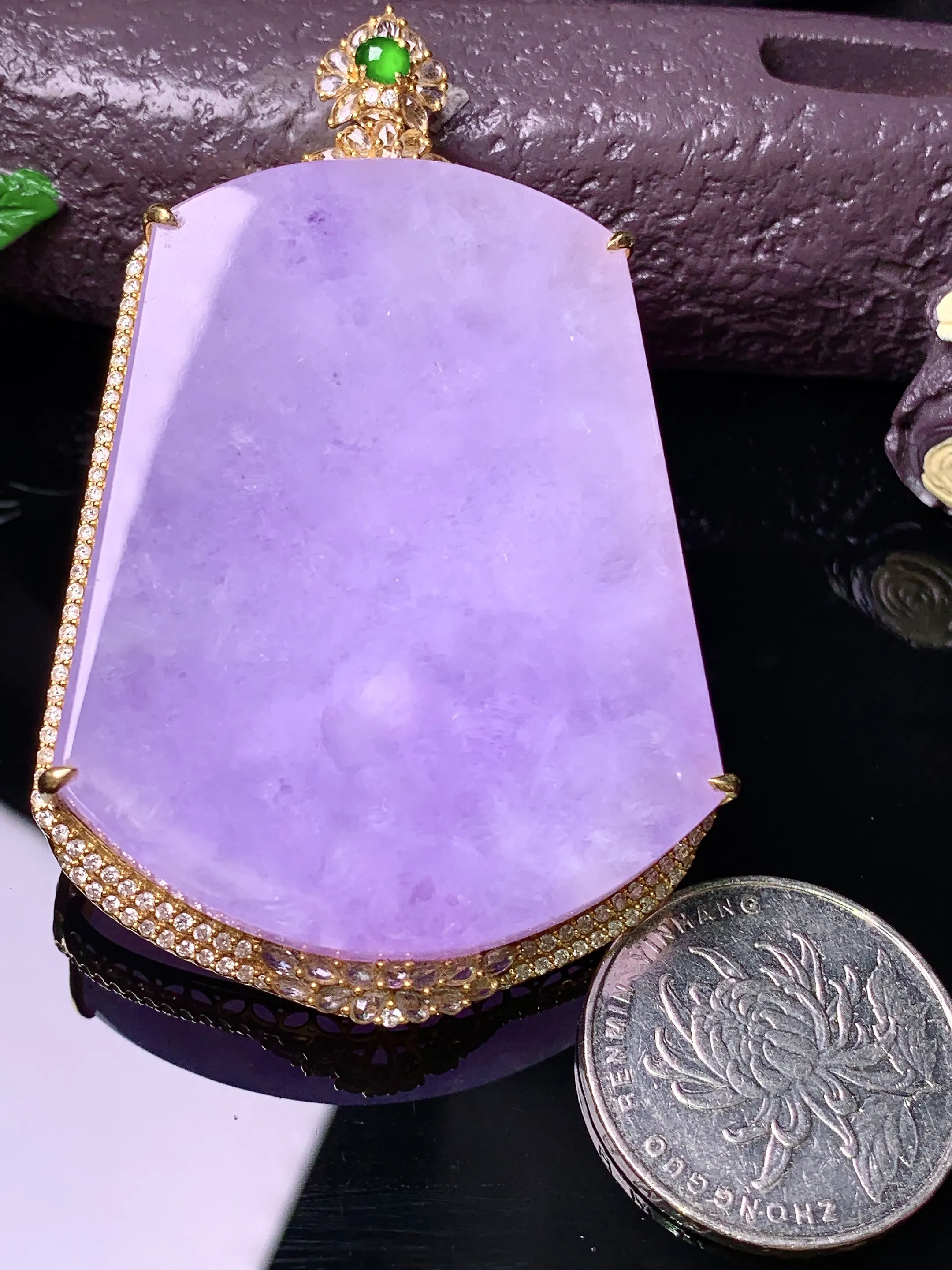 18k金钻镶嵌紫罗兰无事牌吊坠 玉质细腻 水润亮眼 色泽艳丽 整体尺寸69*43.5*11.2