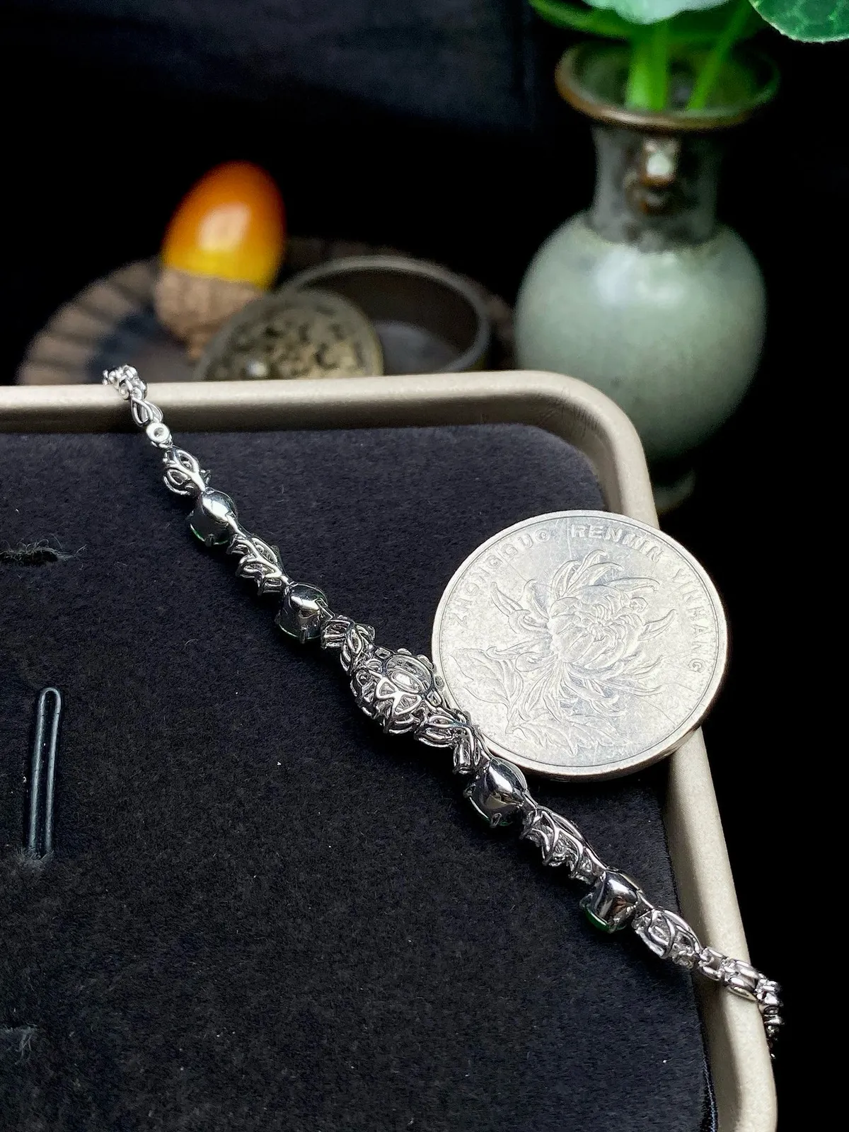 【冰种满绿蛋面镶嵌手链】颗颗冰透，饱满圆润，光泽闪耀，流行款，18K金钻搭配，裸石尺寸4.7*4.5*2.6毫米，总长185