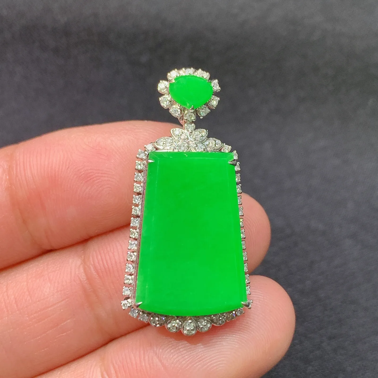 阳绿无事牌吊坠，18k金镶嵌，冰润色阳，种老水足 Dd 尺寸31.4*15.4*8.3