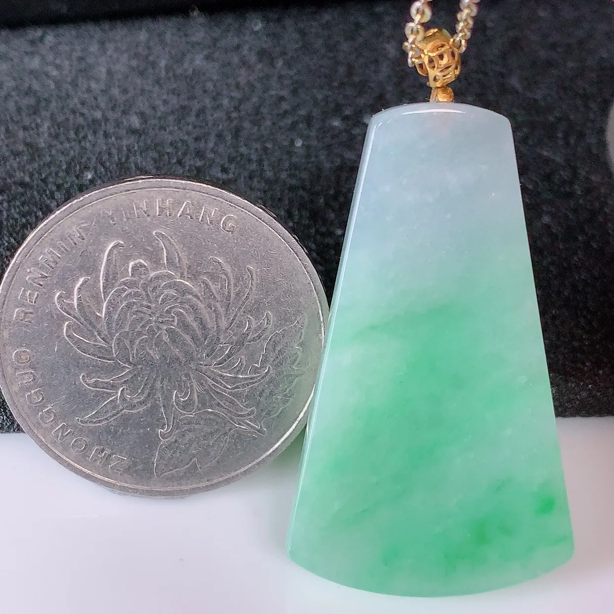 18K金镶嵌冰润飘绿翡翠平安无事牌吊坠，翡翠无事牌，平平安安，无事牌翠色灵动，佩戴平安时尚！#41.13