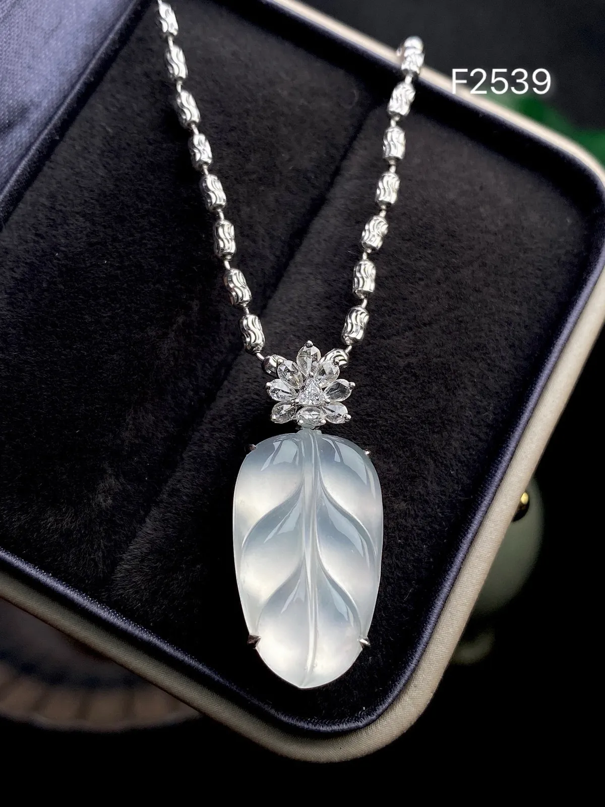 【冰种叶子】金枝玉叶，质地细腻，冰润透亮，光泽出众，18k金钻镶嵌，裸石尺寸20.6*12.4*3毫