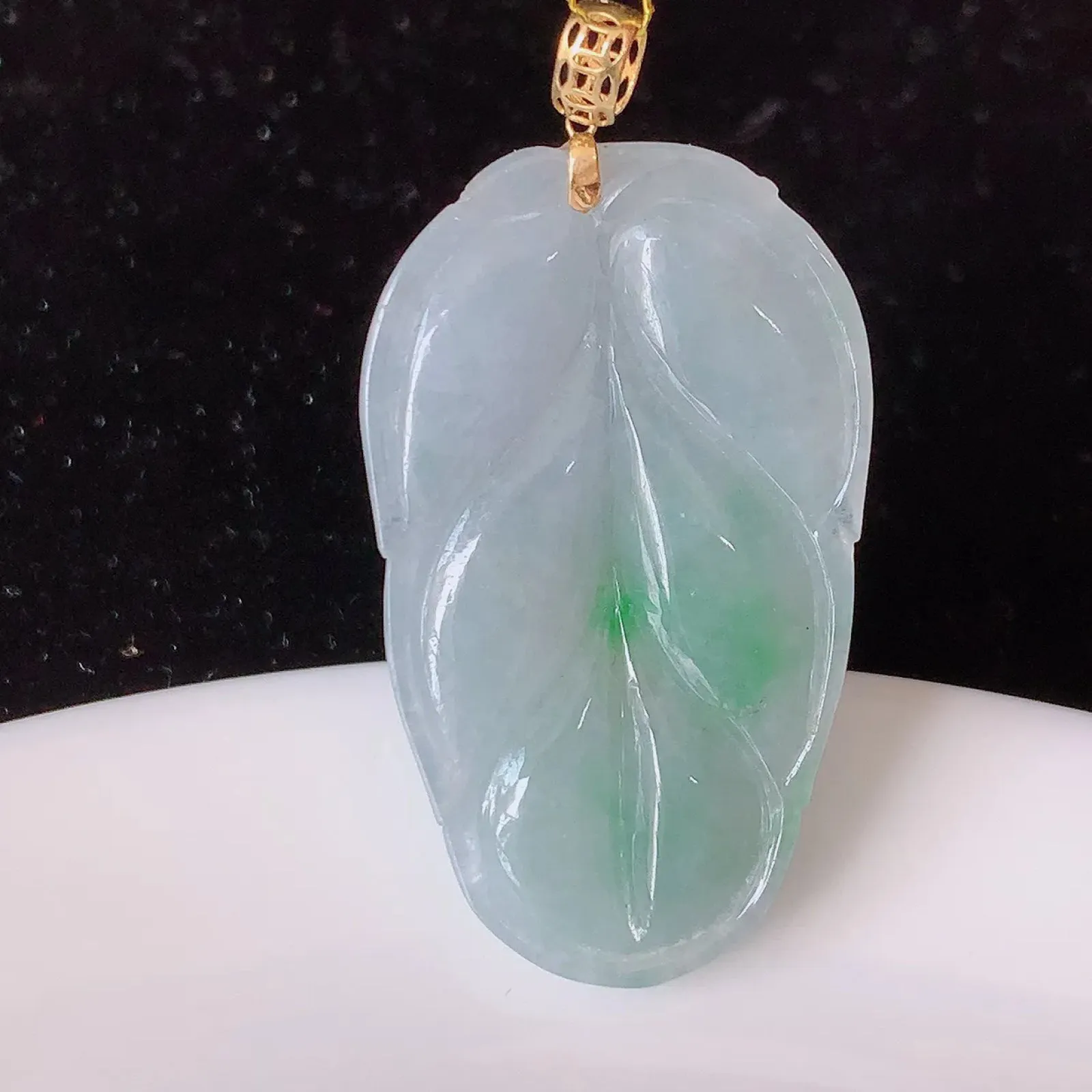 18K金镶嵌冰春带彩翡翠叶子吊坠 ，种水足，色泽清新，工艺精湛，叶子寓意美好；金枝玉叶，事业有成。#35.13