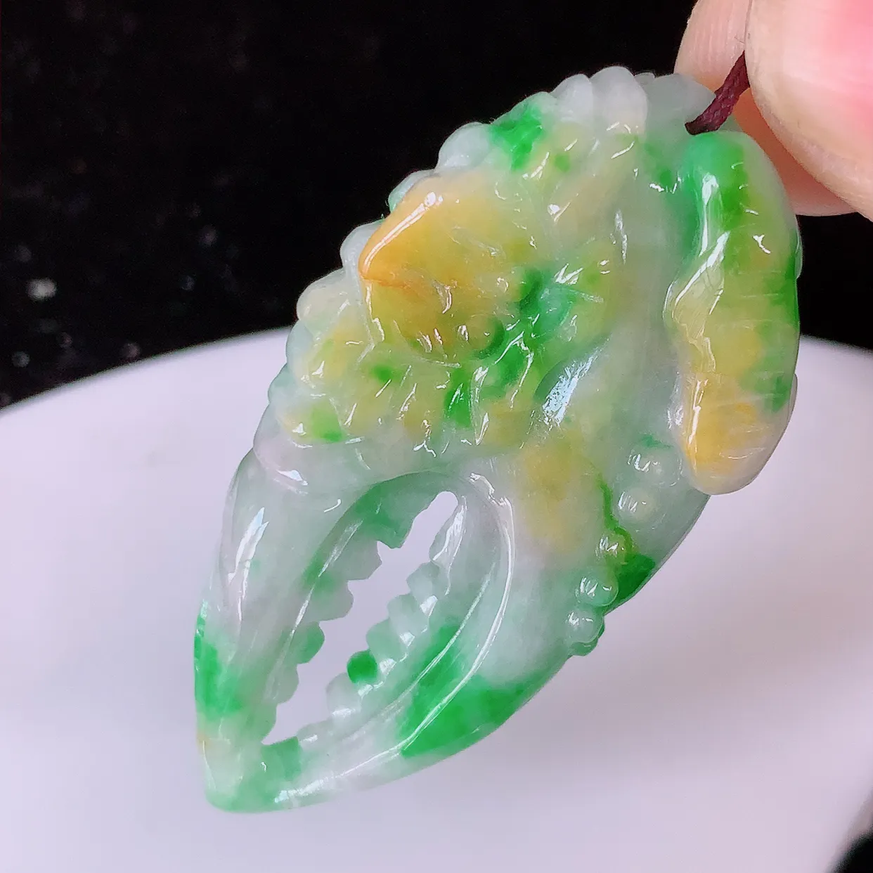 自然光实拍，冰润黄加绿翡翠八方来财吊坠，种老水足，雕工精湛 ，寓意美好，佩戴时尚出众！#60.13