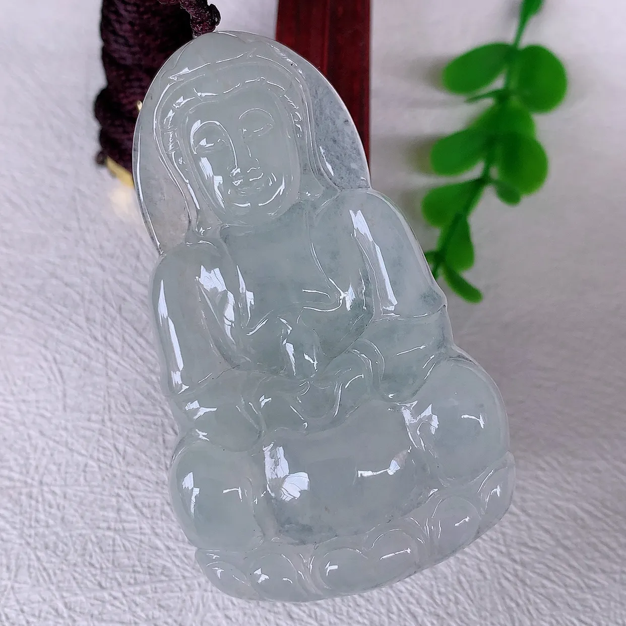 自然光实拍，大件厚装冰种翡翠观音菩萨吊坠，净瓶观音，冰透亮泽，美观亮丽，观音面相端庄#46.13