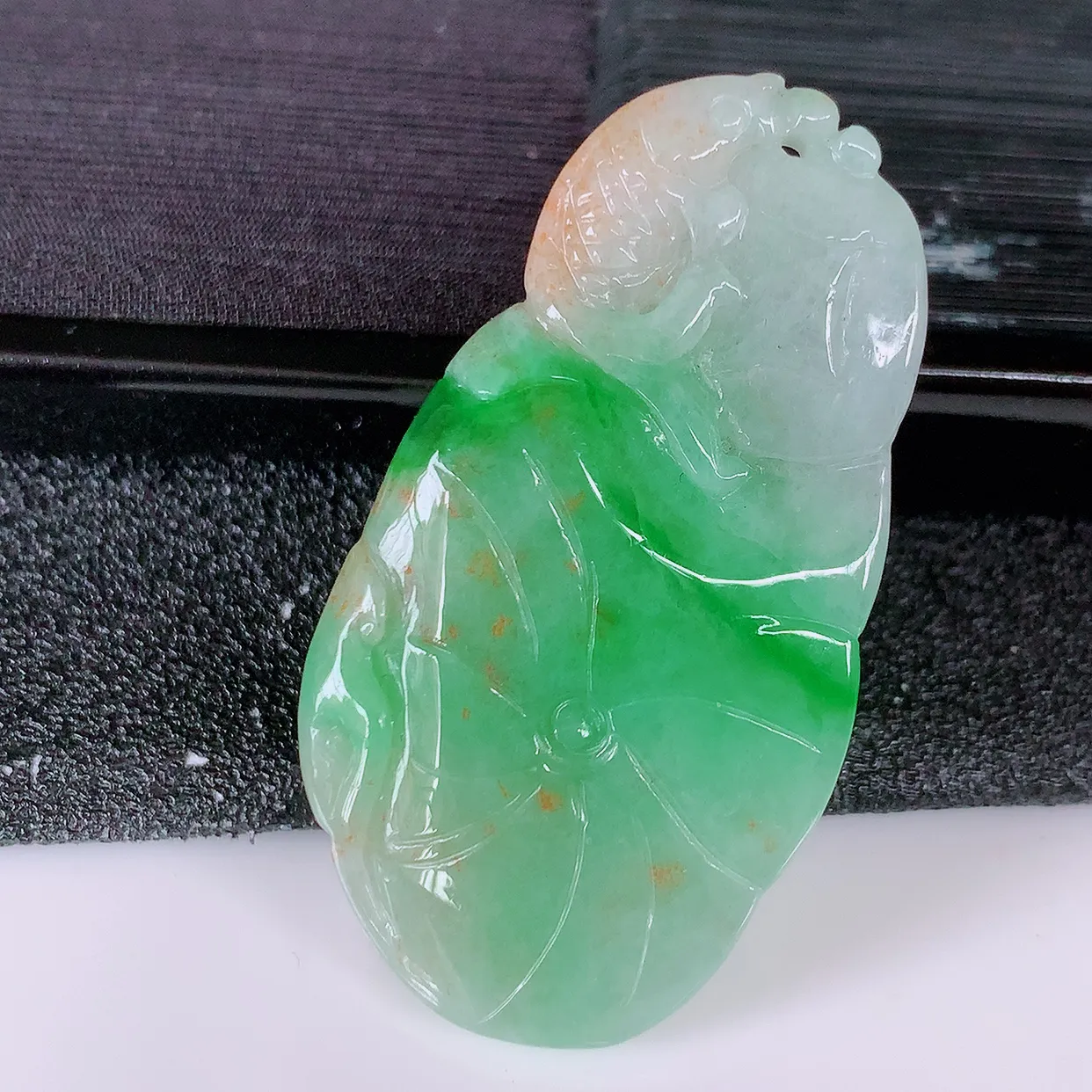 自然光实拍，冰润黄加绿翡翠荷叶鱼、和和美美玉坠，财源广进，自然隐逸、荷本是素不着尘之物，有和美之寓意