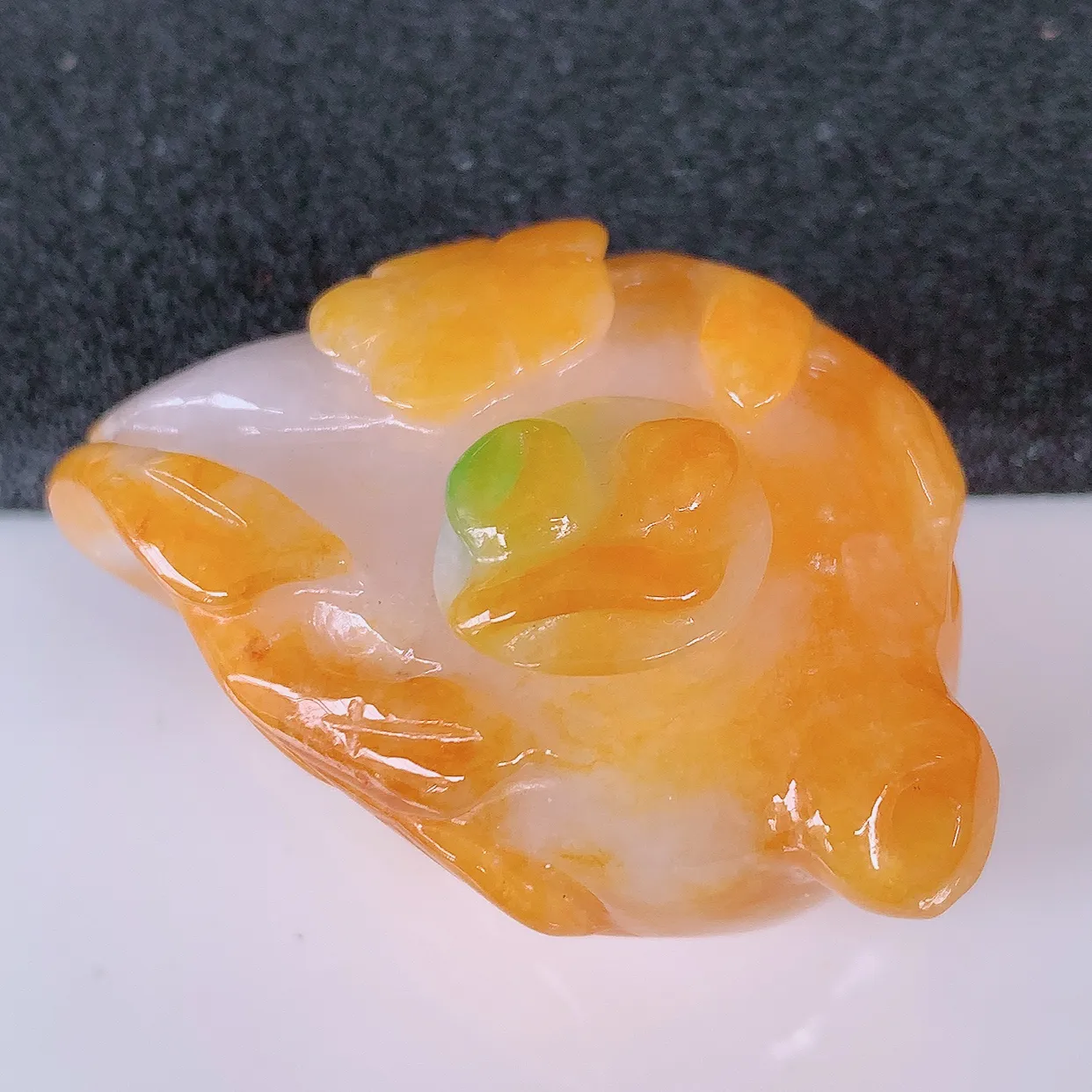 自然光实拍，冰润黄加绿翡翠茶壶，种老水足，雕工精湛 ，寓意美好，佩戴时尚出众！#26.13