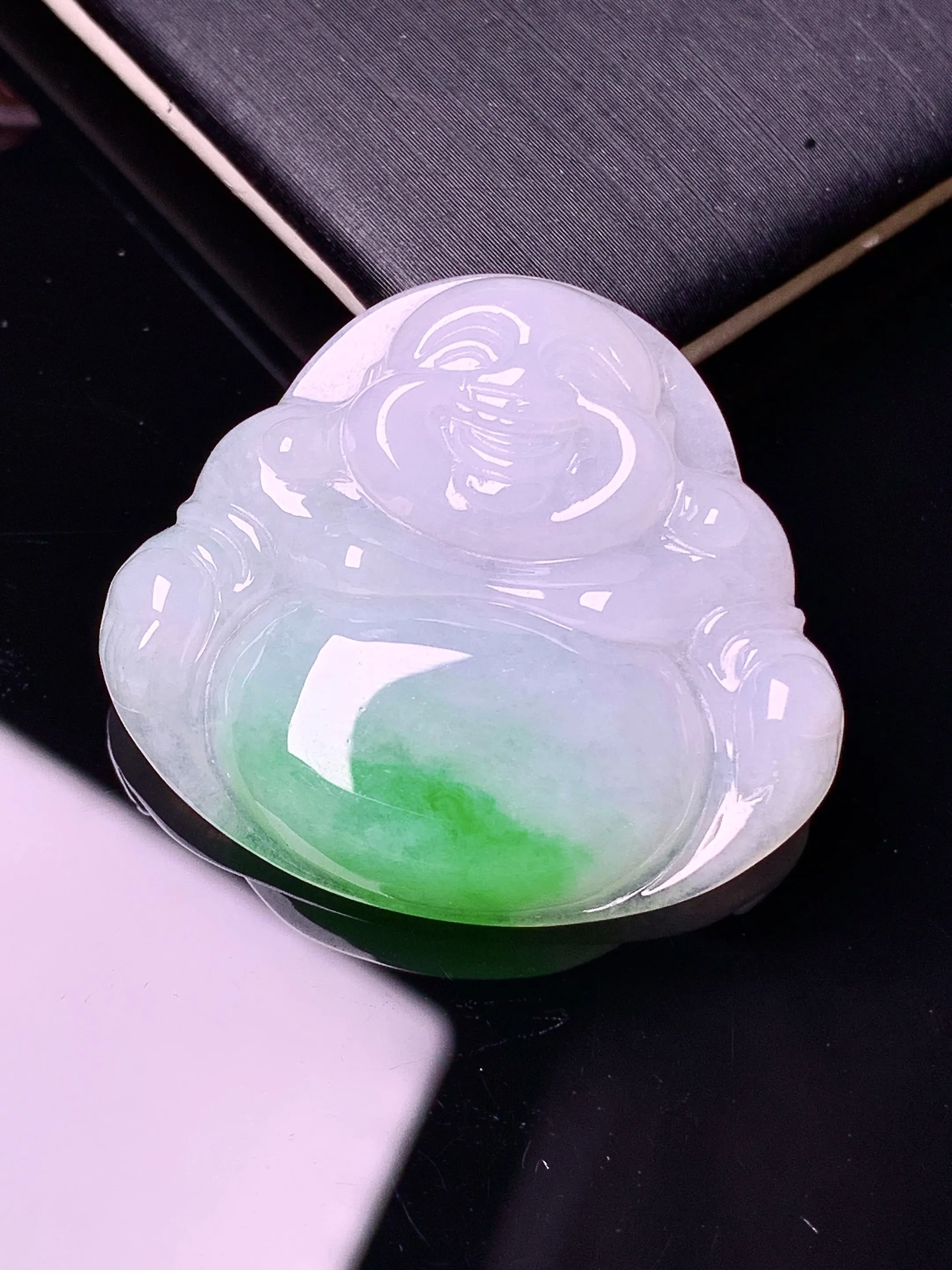 飘绿佛公吊坠 玉质细腻 水润亮眼 色泽艳丽 整体尺寸28.7*32.2*6