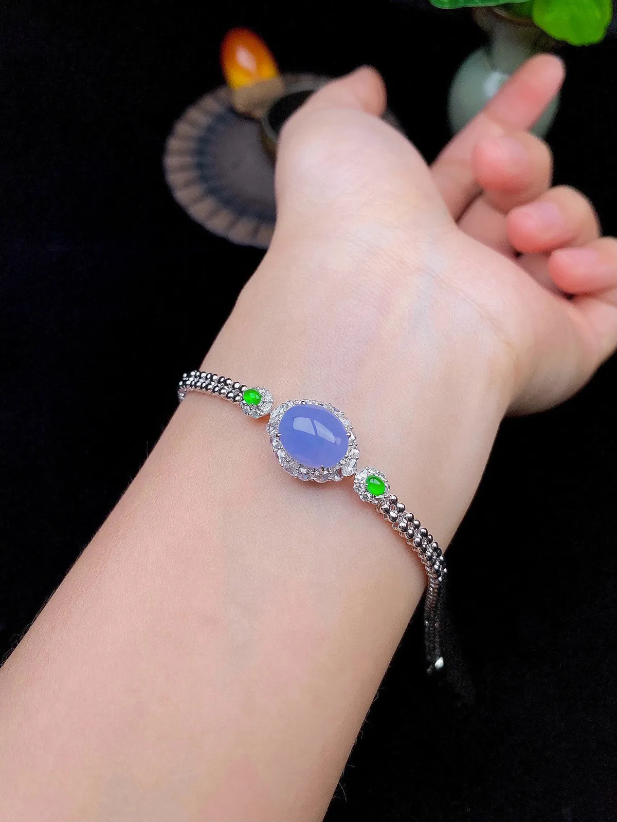 【冰种紫罗兰蛋面镶嵌手链】质地细腻，饱满圆润，光泽闪耀，流行款，18K金钻搭配，裸石尺寸11*9.1