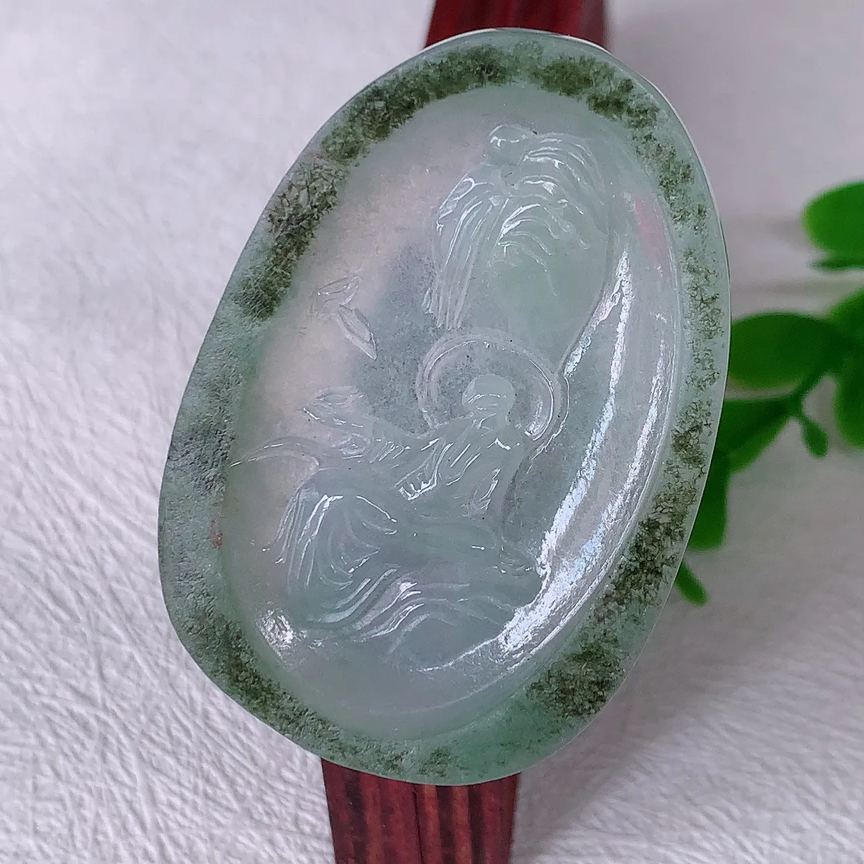 自然光实拍，冰透双彩翡翠悟道吊坠，翡翠悟道寓意“祥和，安宁，吉祥，幸福”，佩戴效果优雅迷人，性价比超高！#60.13