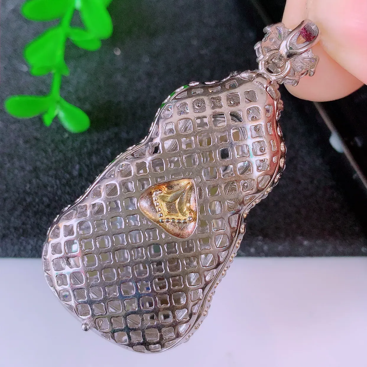 冰透满绿翡翠925银镶嵌观音菩萨吊坠，自然光实拍，翠色灵动，颜色漂亮，种老水足，品相佳，佩戴佳品！#98.13整体51.5*25.5*8.8裸石33.5*20.5