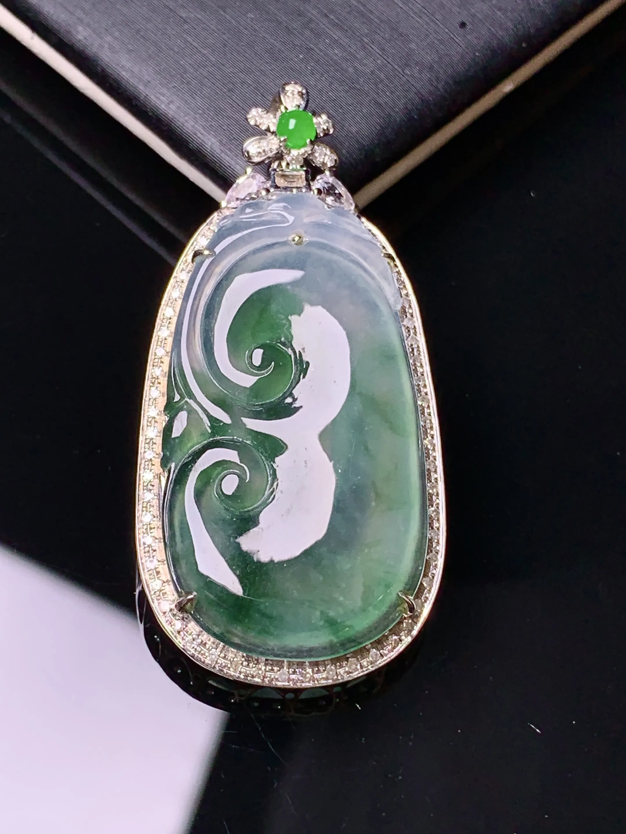 18k金钻镶嵌冰种如意吊坠 玉质细腻 水润亮眼 色泽艳丽 整体尺寸40*19.3*6.5