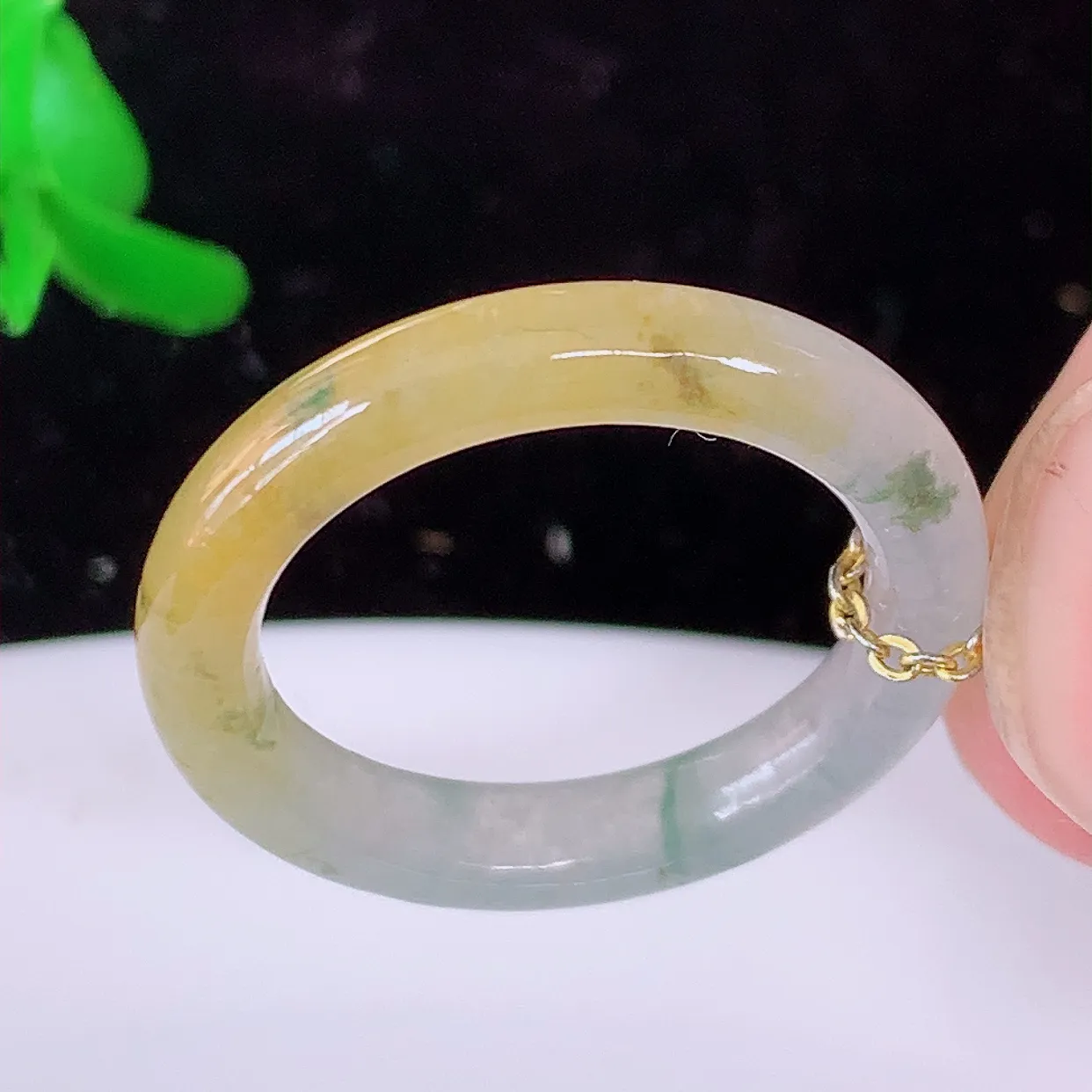 自然光实拍，17.mm内径冰种黄加绿翡翠指环，玉戒指，玉质莹润，好精美好冰润的指环，14圈口，上手纤巧！#1.13