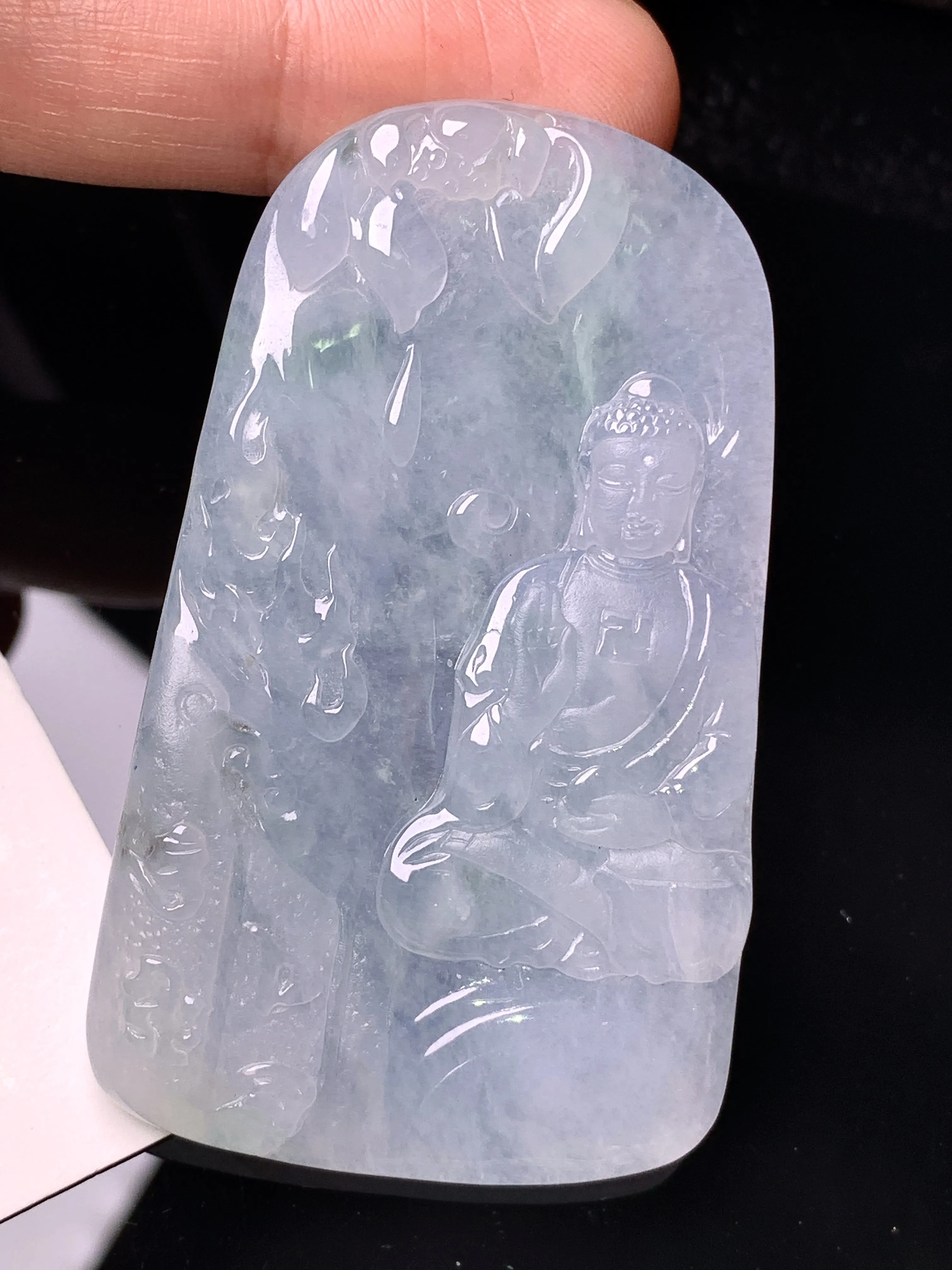 冰种大日如来佛祖吊坠 玉质细腻 水润亮眼 色泽艳丽 整体尺寸59.2*35.7*4.6