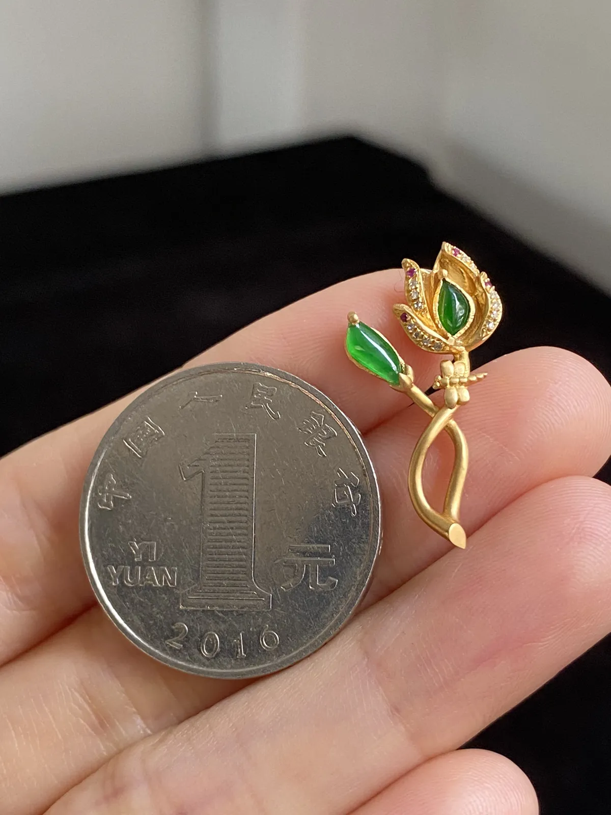 翡翠花件，伴钻石（无色）