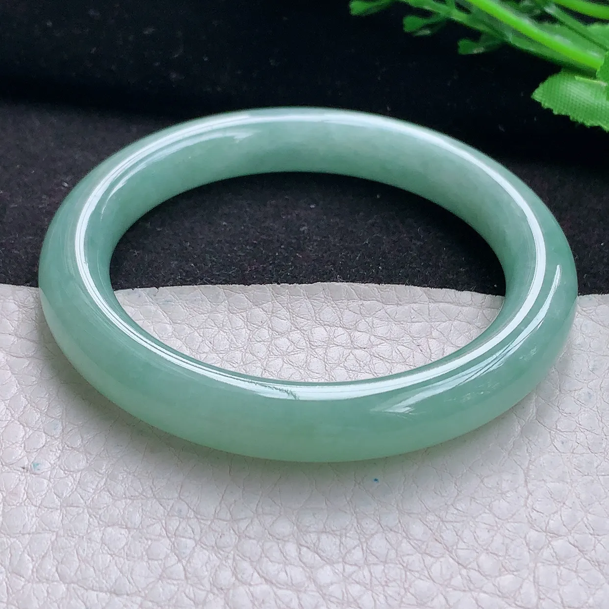 n自然光55*9.6美人镯 翡翠a货玉手镯甜绿圆条珠宝玉手环 叮当镯