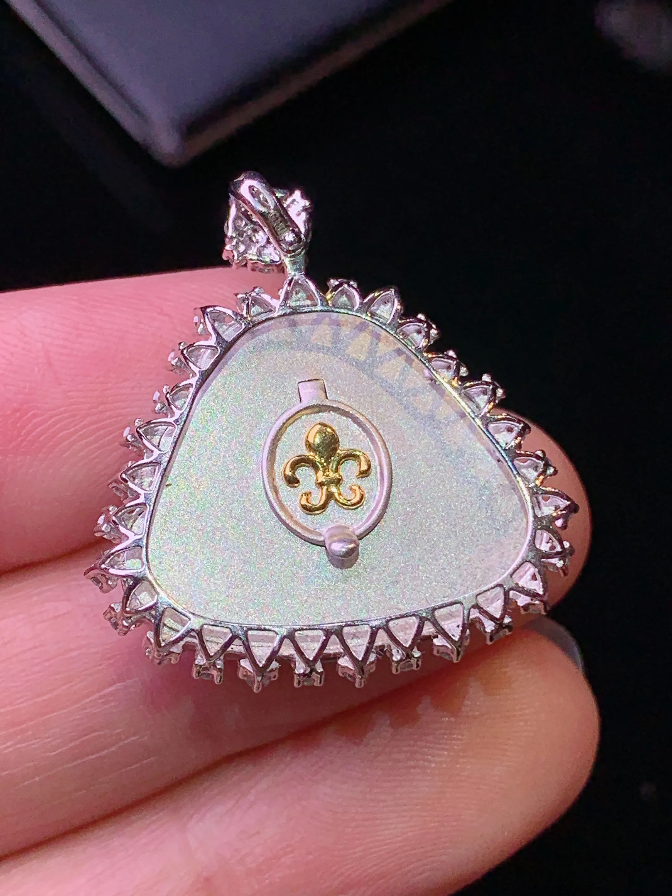 18k金钻镶嵌飘绿佛公吊坠 玉质细腻 水润亮眼 色泽艳丽 整体尺寸27.2*25*7