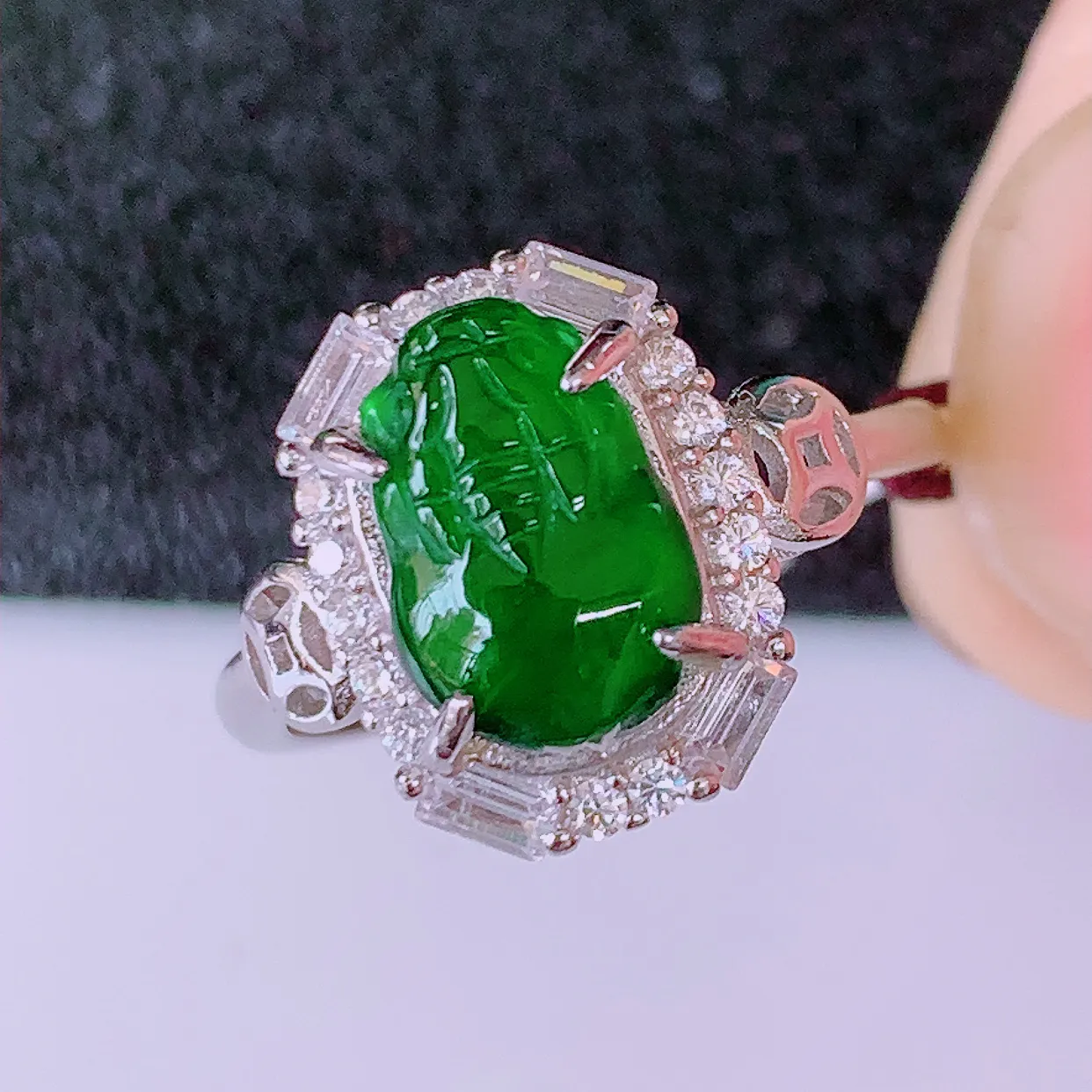 冰透满绿翡翠925银镶嵌貔貅戒指，自然光实拍，翠色灵动，颜色漂亮，种老水足，品相佳，佩戴佳品！#98