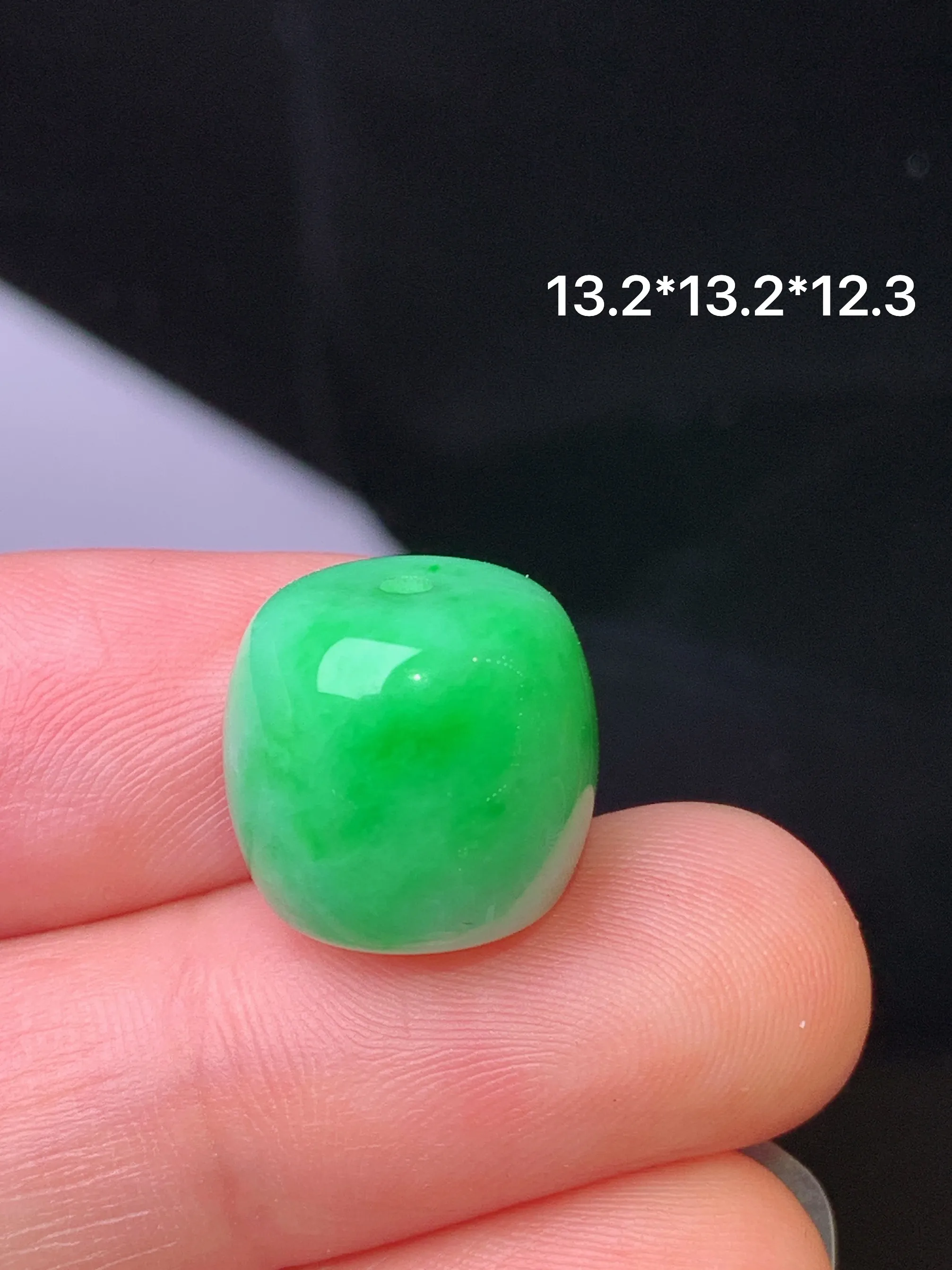 翠绿路路通吊坠 玉质细腻 水润亮眼 色泽艳丽 整体尺寸13.2*13.2*12.3